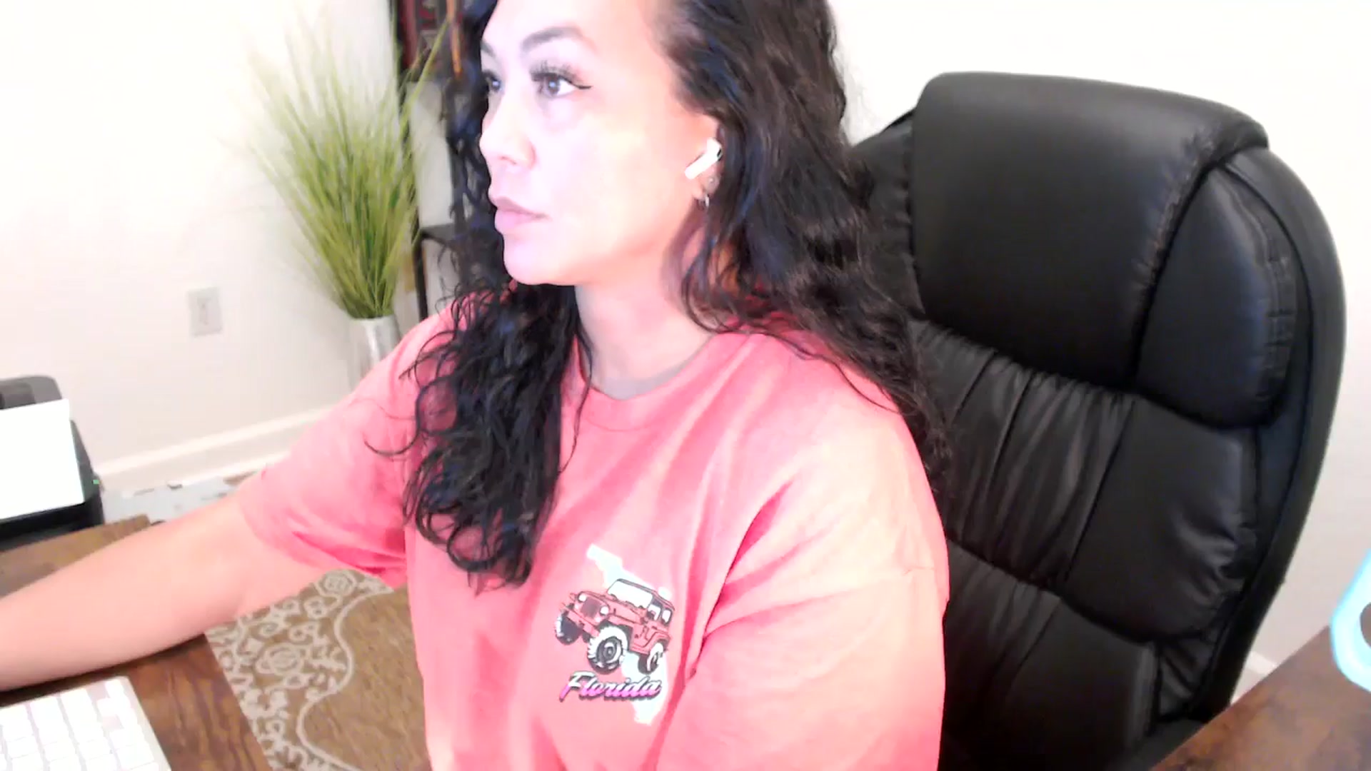 Gallery image thumbnail from MickaylaStar's myfreecams stream on, 06/05/2025, 19:24 image 1 of 20