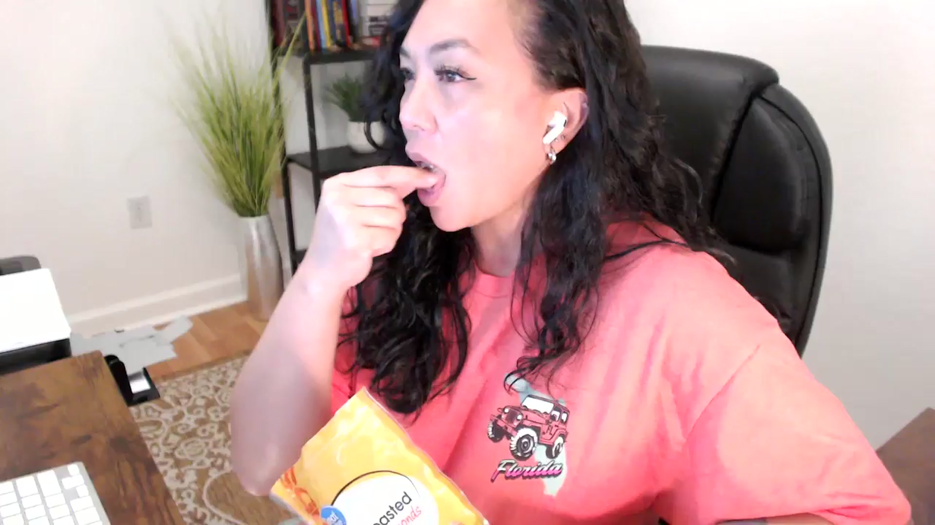 Gallery image thumbnail from MickaylaStar's myfreecams stream on, 06/05/2025, 20:05 image 1 of 20