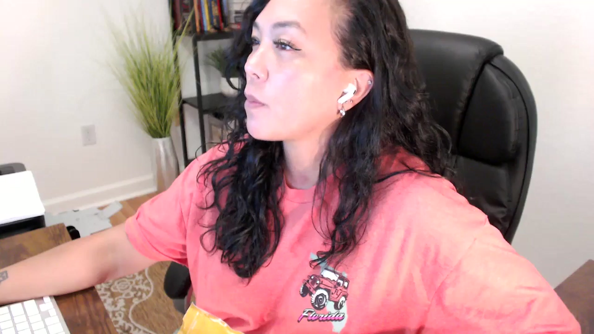 Gallery image thumbnail from MickaylaStar's myfreecams stream on, 06/05/2025, 20:05 image 2 of 20