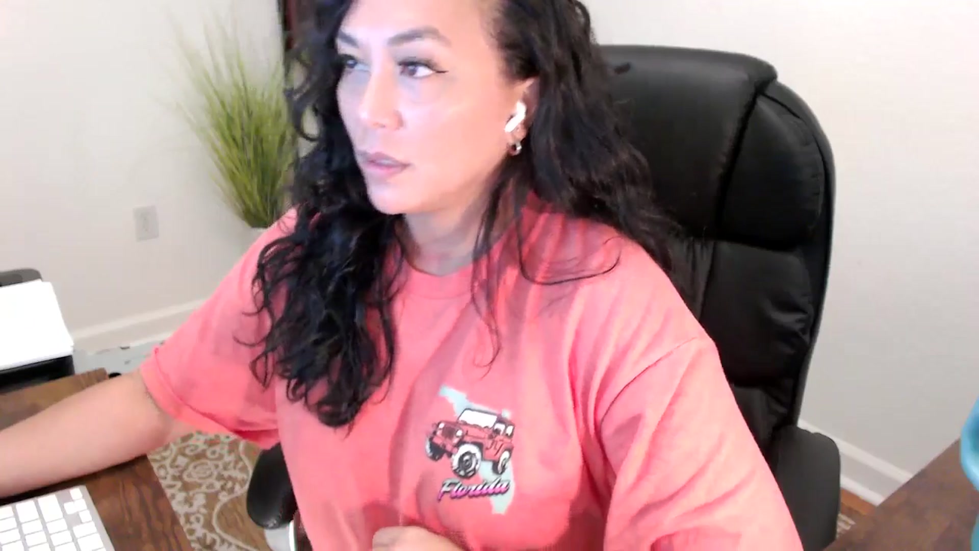Gallery image thumbnail from MickaylaStar's myfreecams stream on, 06/05/2025, 20:05 image 14 of 20