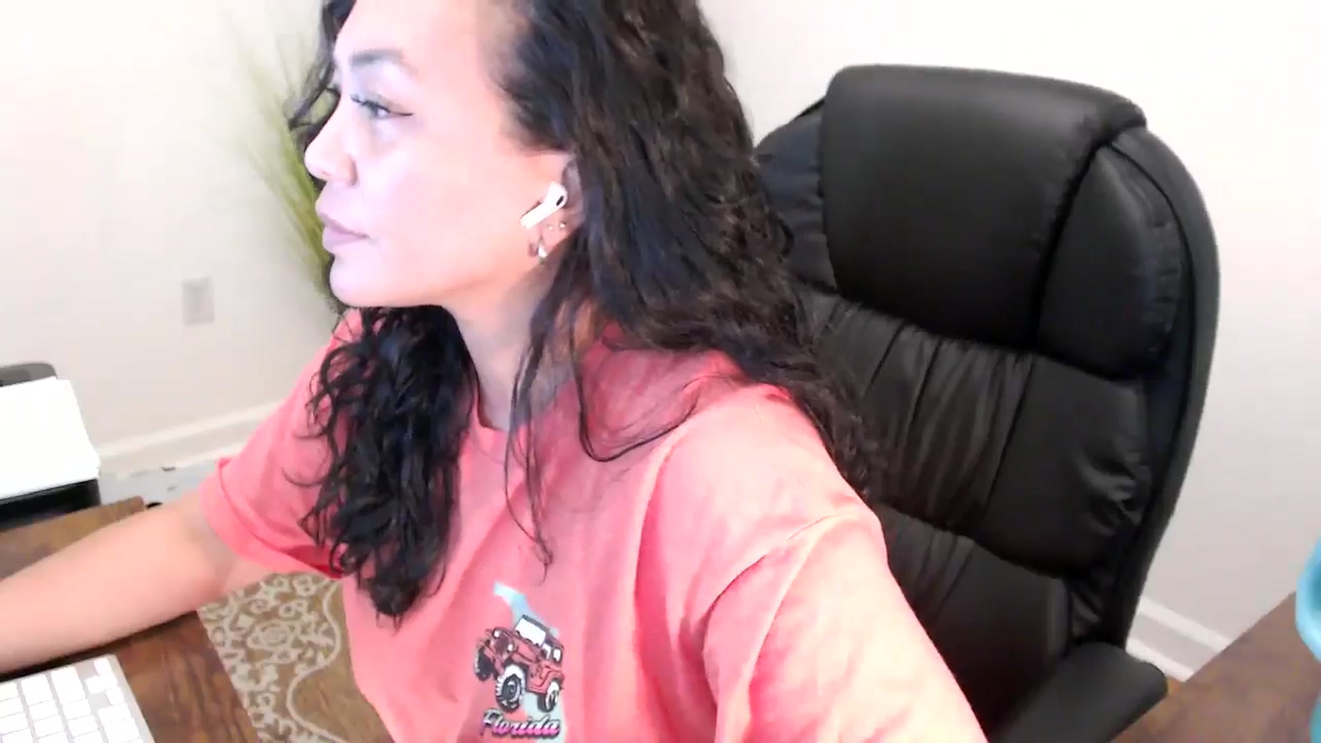 Gallery image thumbnail from MickaylaStar's myfreecams stream on, 06/05/2025, 20:05 image 15 of 20