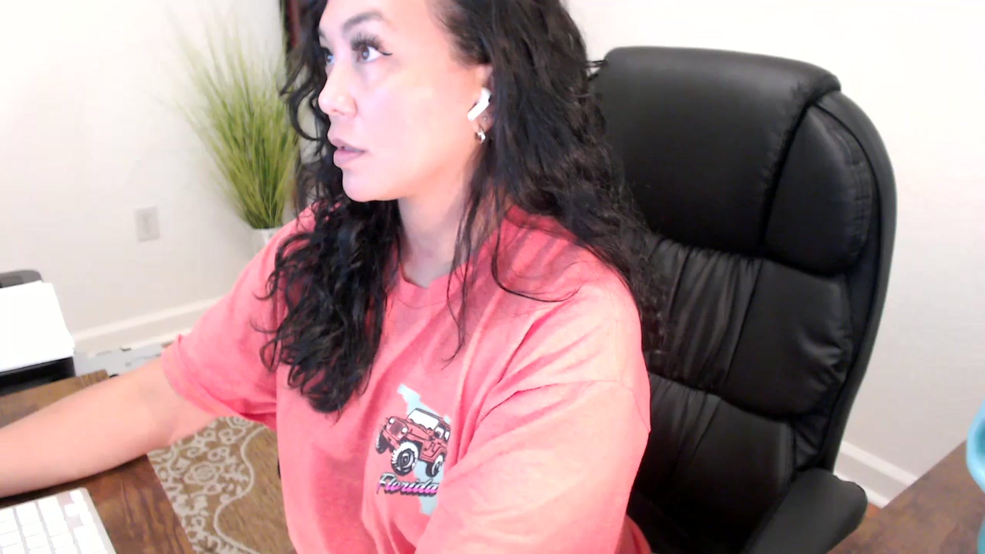 Gallery image thumbnail from MickaylaStar's myfreecams stream on, 06/05/2025, 20:05 image 17 of 20