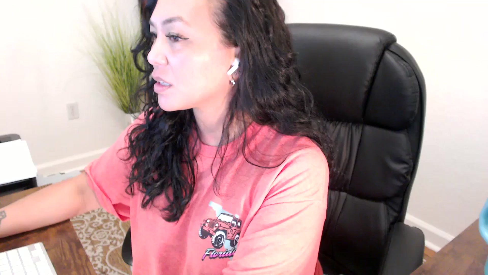 Gallery image thumbnail from MickaylaStar's myfreecams stream on, 06/05/2025, 20:20 image 4 of 20