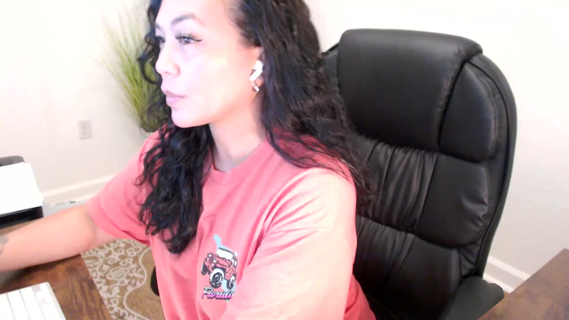 Gallery image thumbnail from MickaylaStar's myfreecams stream on, 06/05/2025, 20:20 image 13 of 20