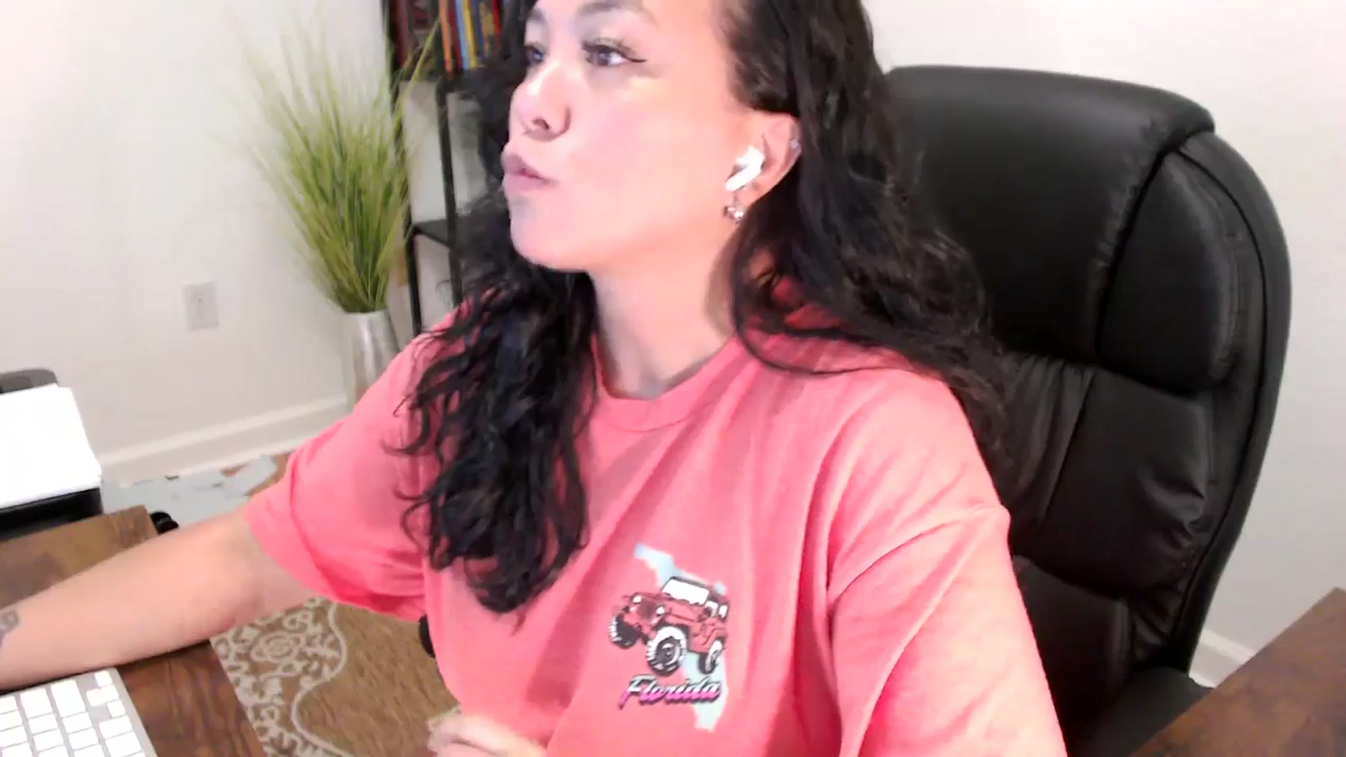 Gallery image thumbnail from MickaylaStar's myfreecams stream on, 06/05/2025, 20:55 image 2 of 20
