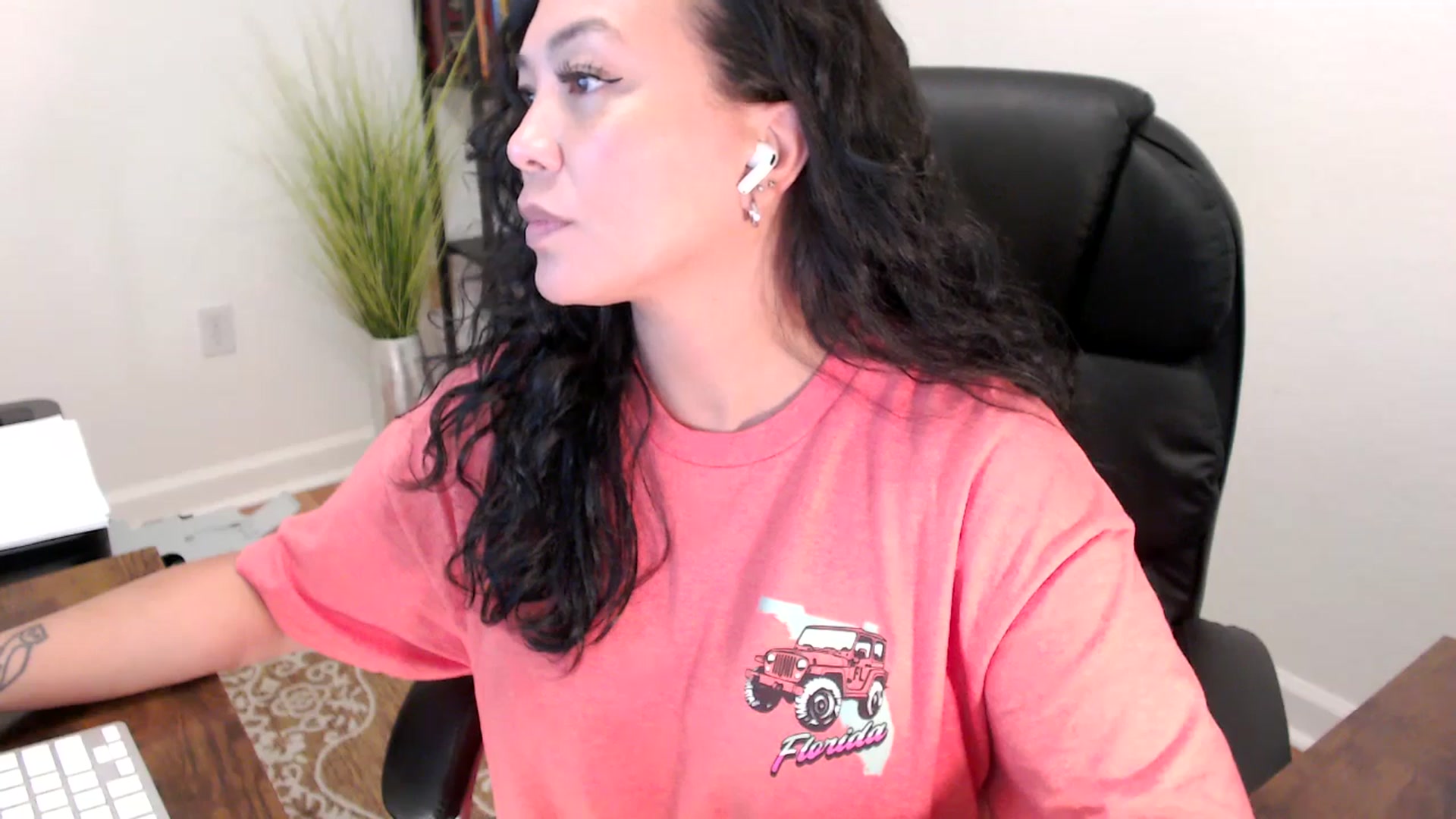Gallery image thumbnail from MickaylaStar's myfreecams stream on, 06/05/2025, 20:55 image 6 of 20