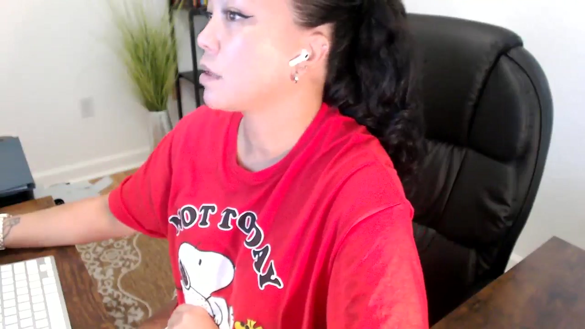 Gallery image thumbnail from MickaylaStar's myfreecams stream on, 06/06/2025, 16:38 image 17 of 20