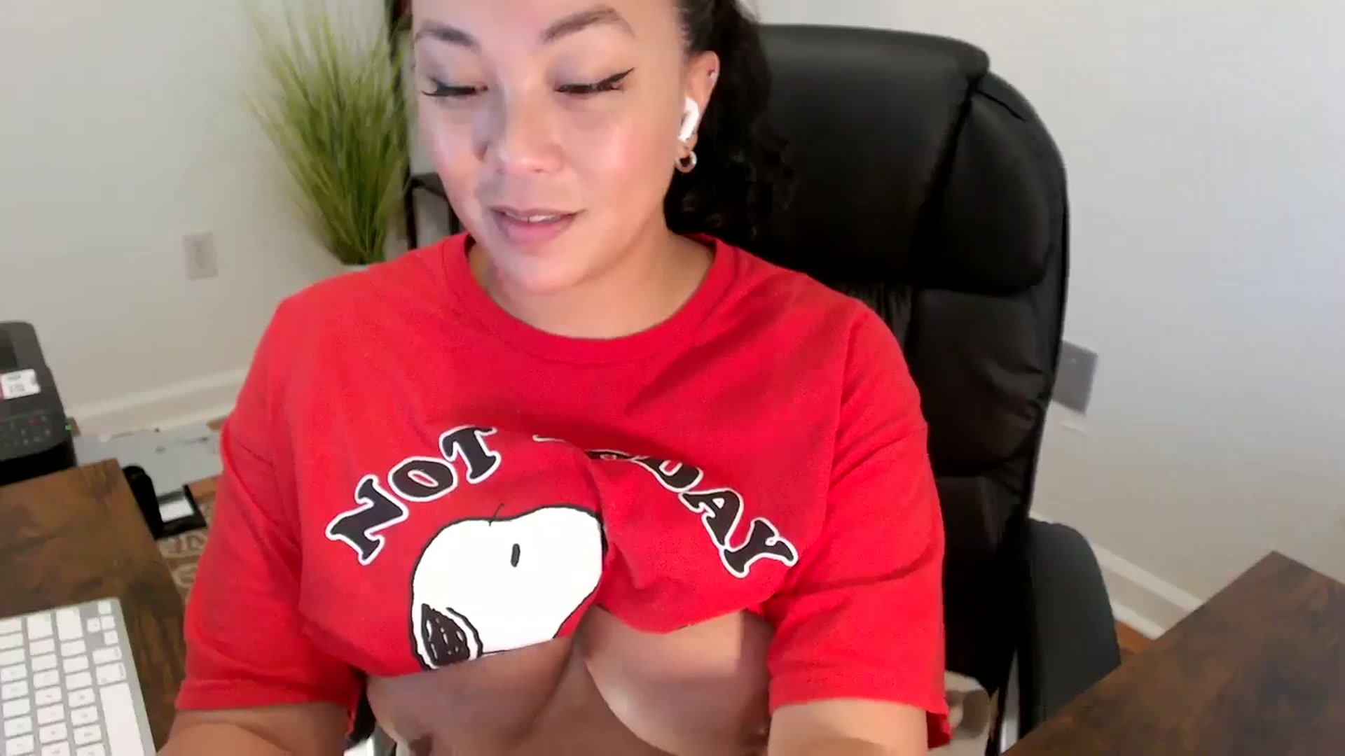Gallery image thumbnail from MickaylaStar's myfreecams stream on, 06/06/2025, 17:55 image 4 of 20