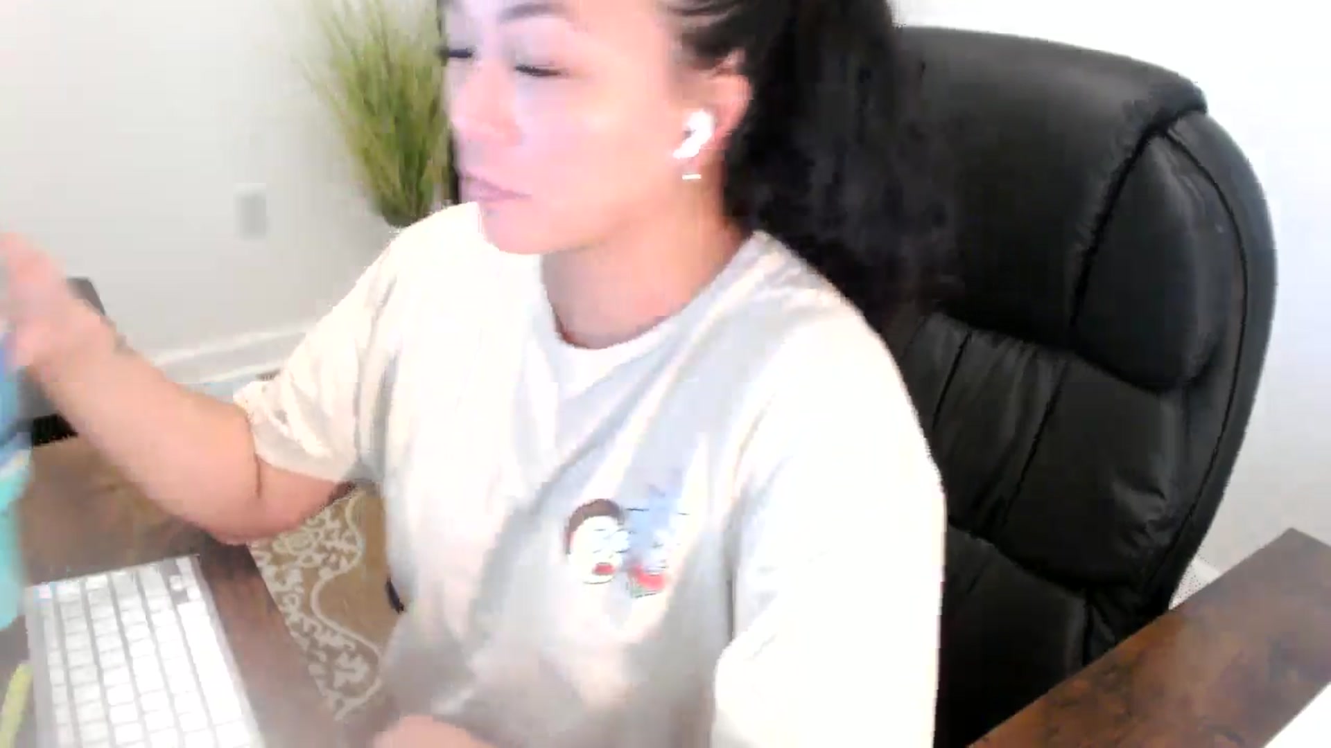 Gallery image thumbnail from MickaylaStar's myfreecams stream on, 06/09/2025, 19:49 image 9 of 20