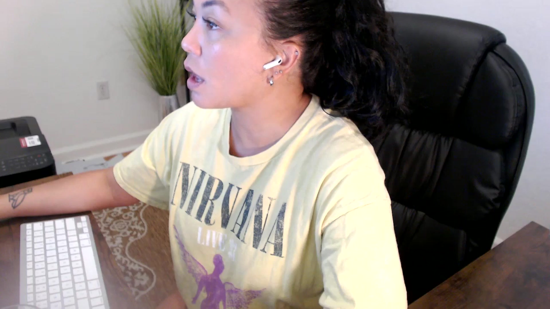 Gallery image thumbnail from MickaylaStar's myfreecams stream on, 06/10/2025, 15:40 image 5 of 20