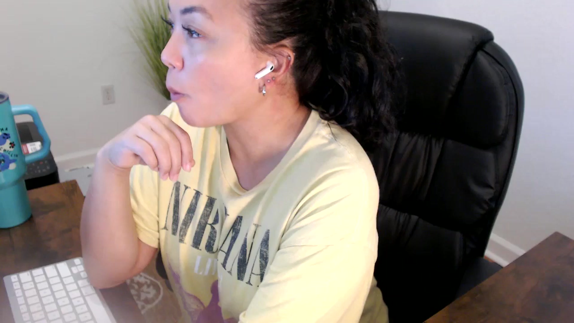 Gallery image thumbnail from MickaylaStar's myfreecams stream on, 06/10/2025, 16:51 image 7 of 20