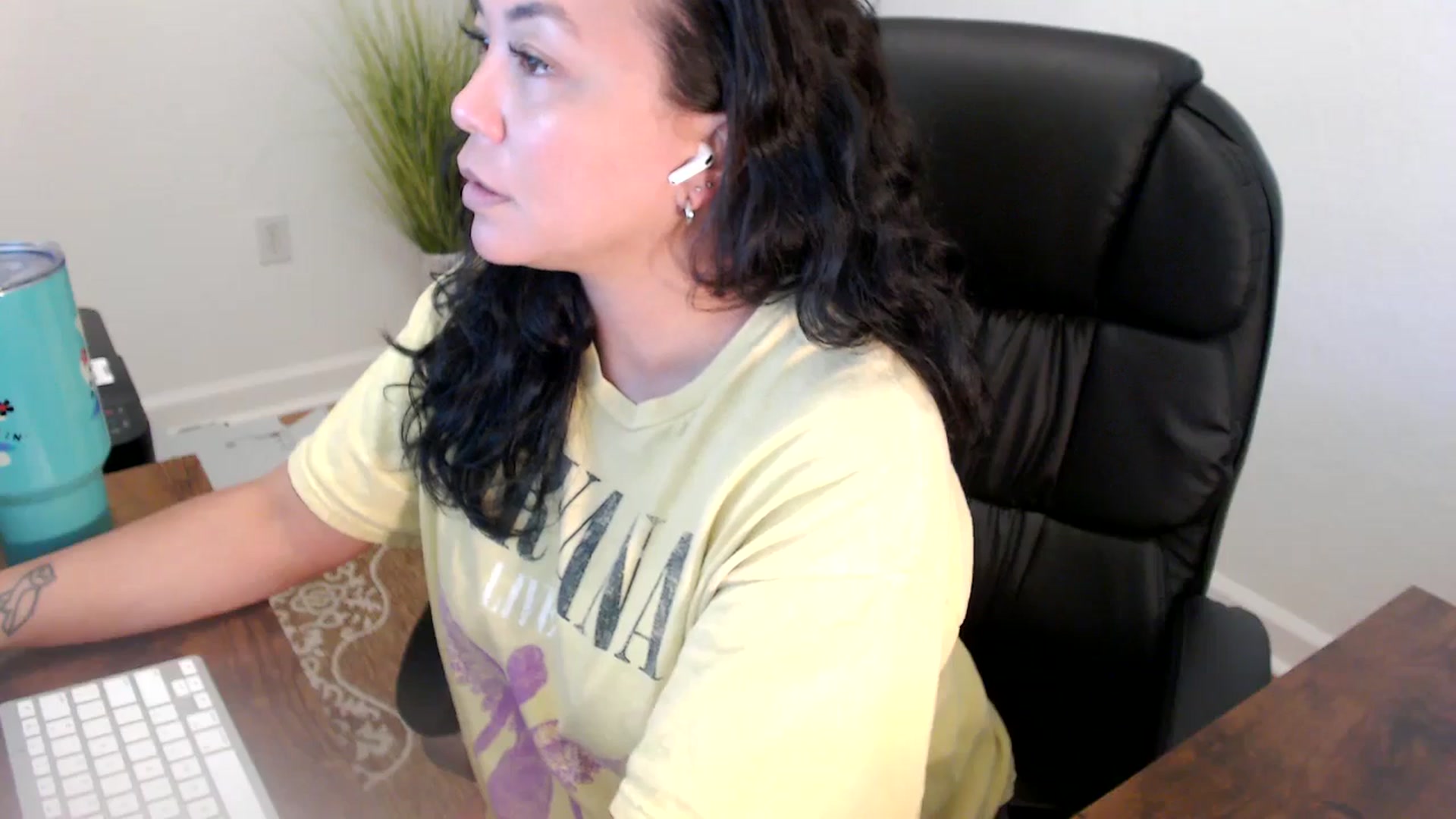 Gallery image thumbnail from MickaylaStar's myfreecams stream on, 06/10/2025, 17:31 image 8 of 20
