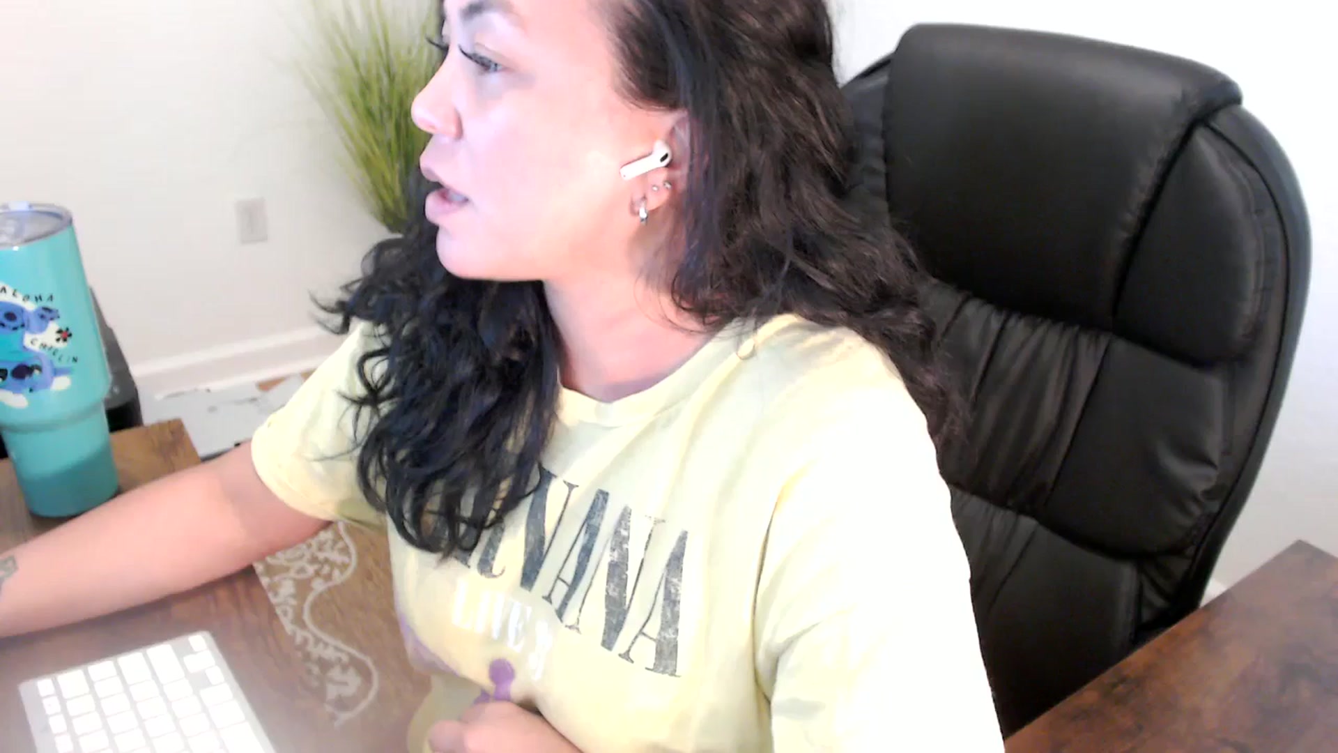 Gallery image thumbnail from MickaylaStar's myfreecams stream on, 06/10/2025, 18:24 image 1 of 20