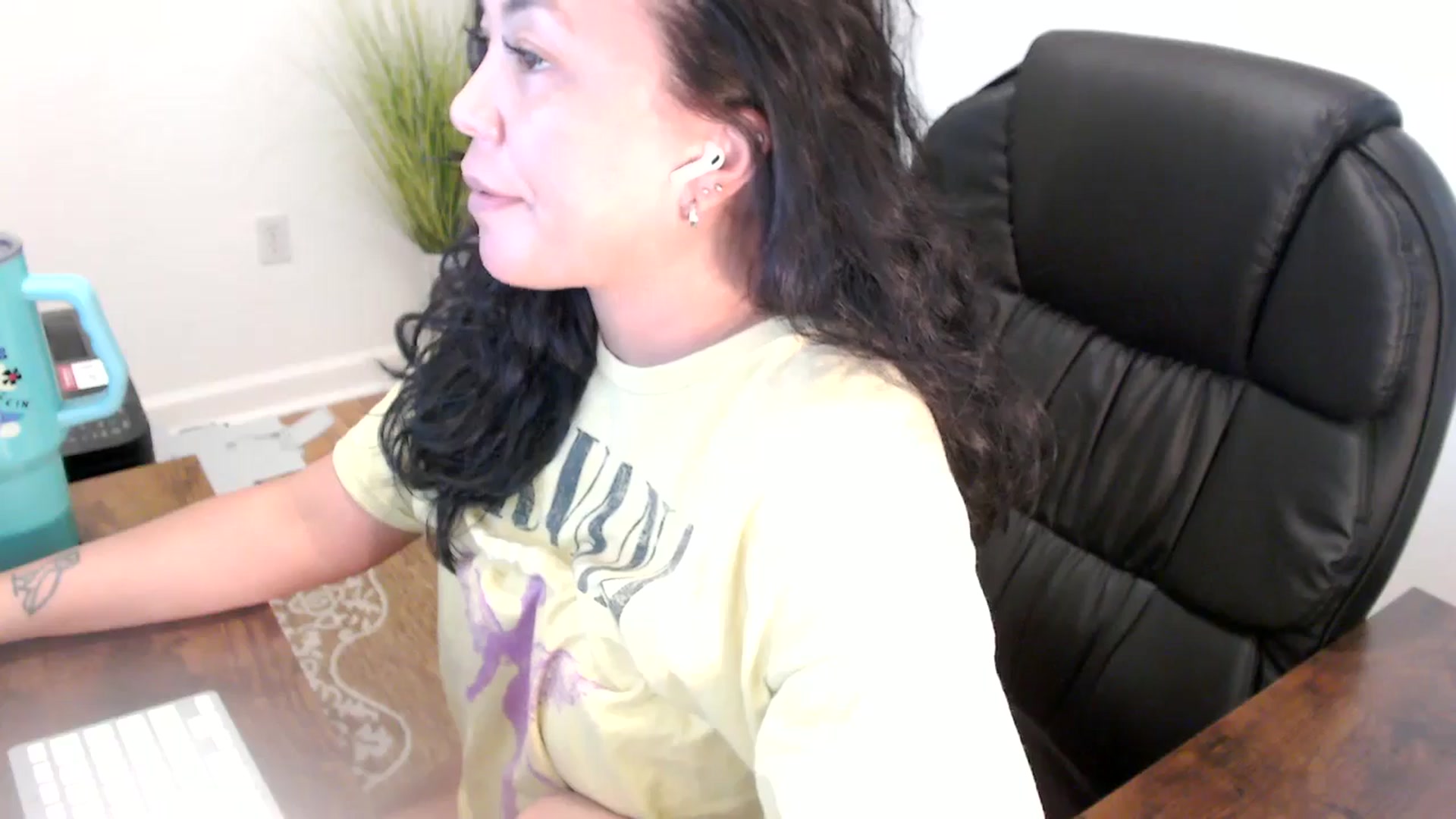 Gallery image thumbnail from MickaylaStar's myfreecams stream on, 06/10/2025, 18:24 image 20 of 20