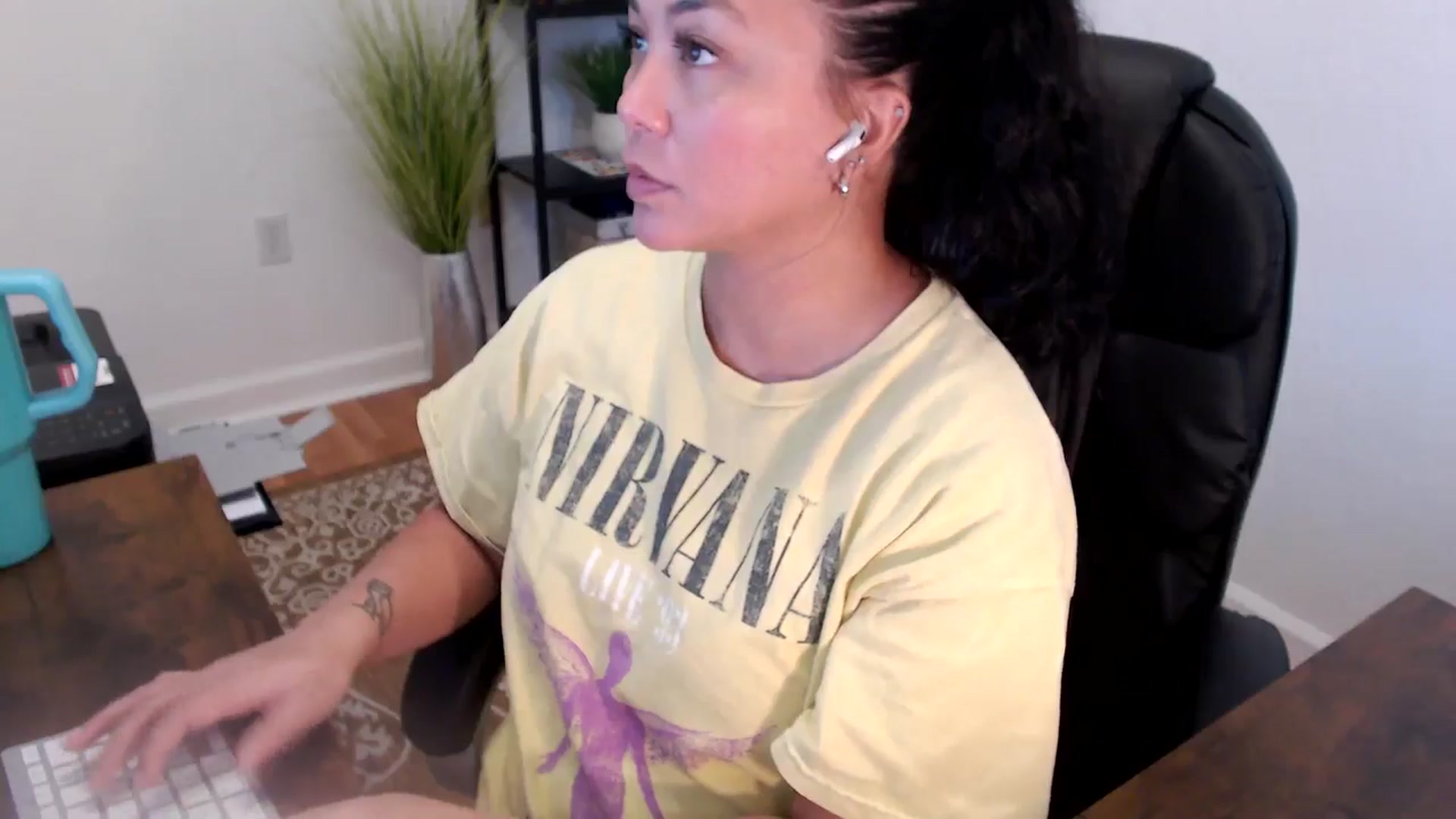 Gallery image thumbnail from MickaylaStar's myfreecams stream on, 06/10/2025, 18:58 image 11 of 20