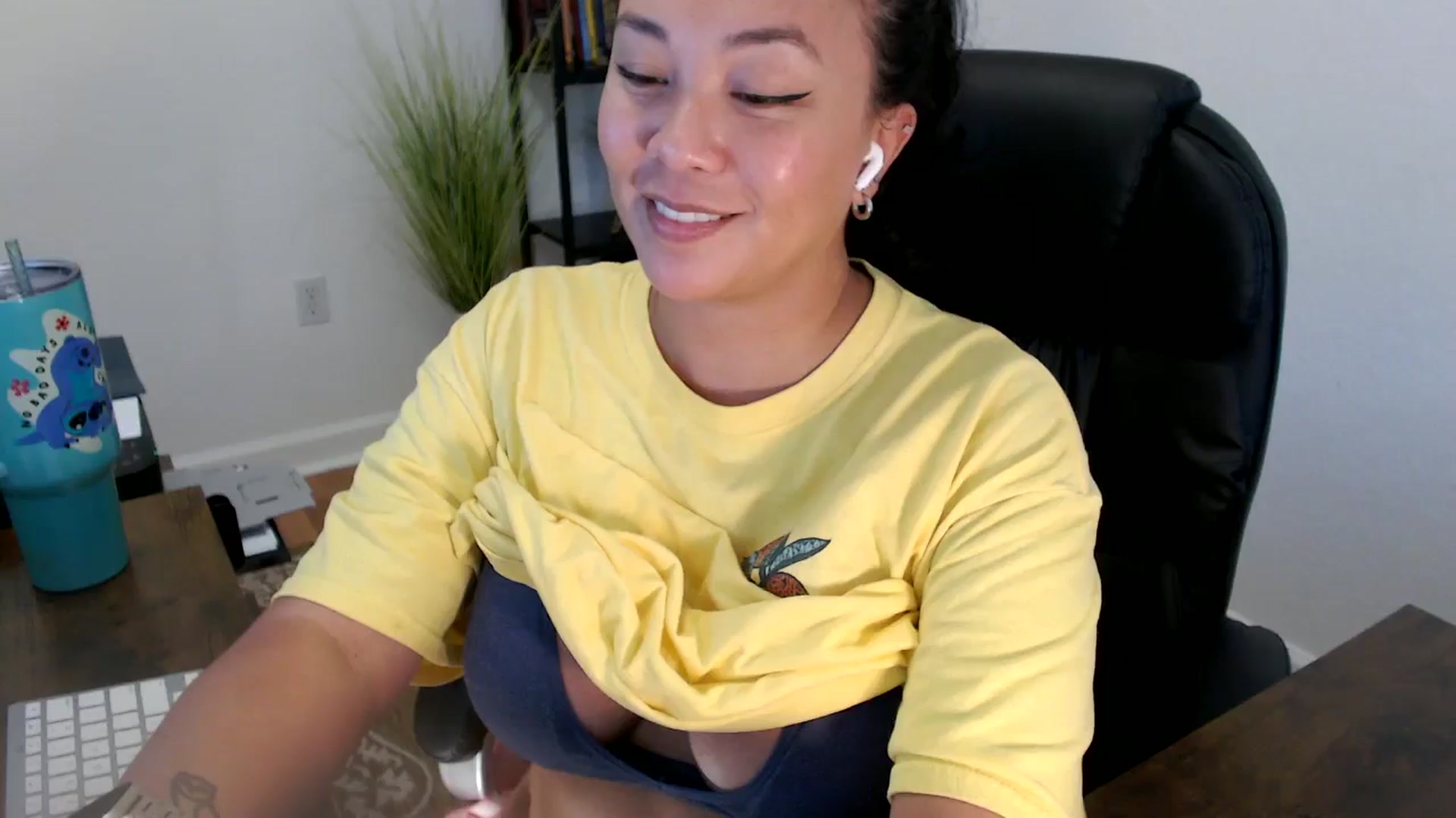 Gallery image thumbnail from MickaylaStar's myfreecams stream on, 06/11/2025, 20:21 image 8 of 20