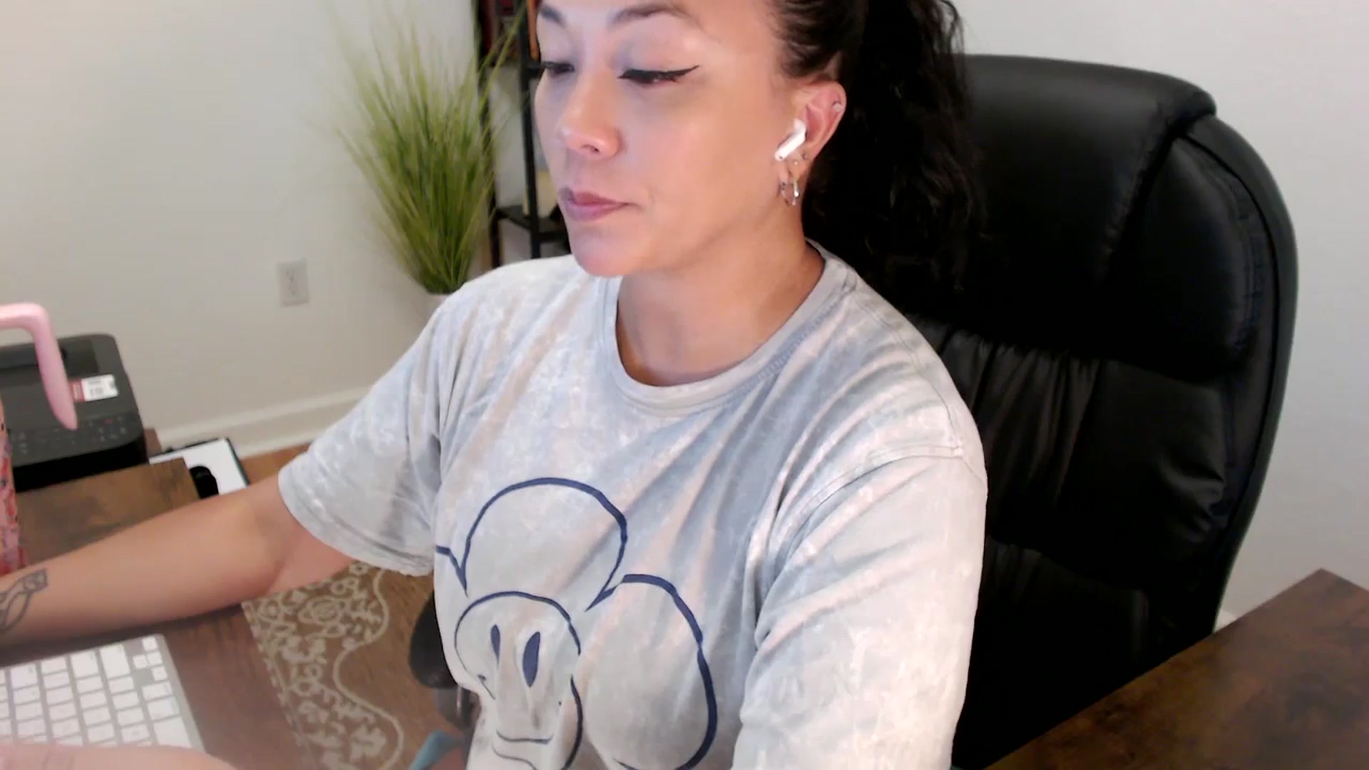 Gallery image thumbnail from MickaylaStar's myfreecams stream on, 06/17/2025, 16:06 image 4 of 20