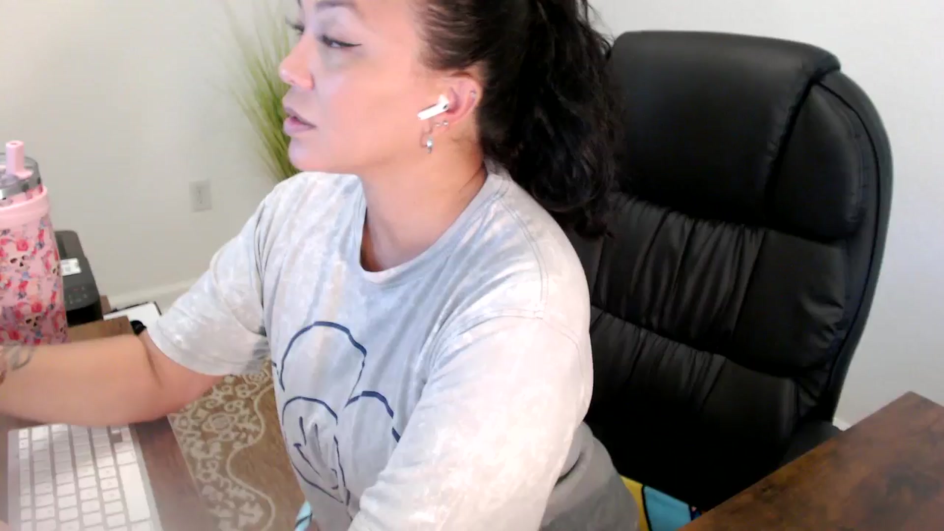 Gallery image thumbnail from MickaylaStar's myfreecams stream on, 06/17/2025, 18:16 image 14 of 20