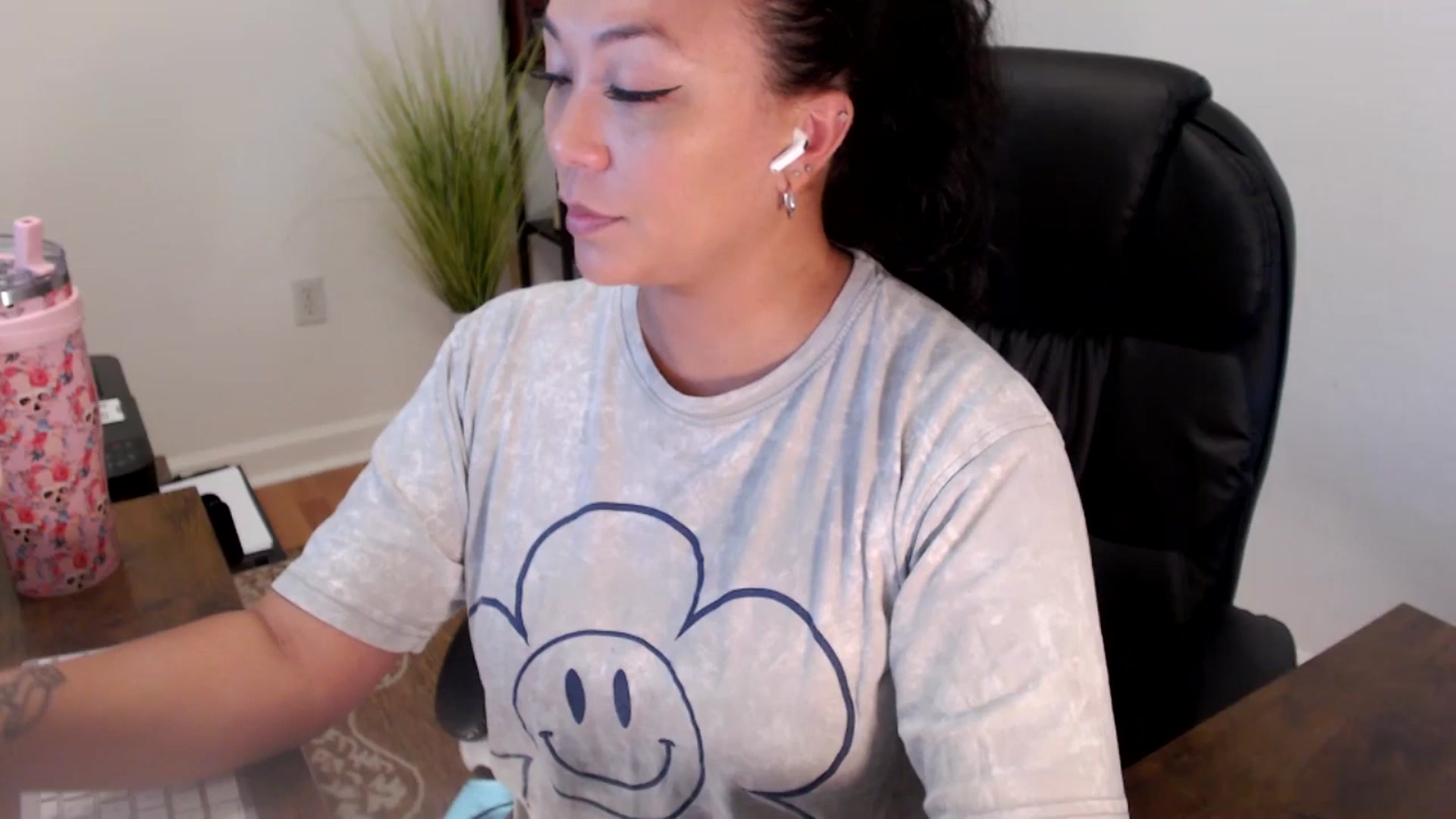 Gallery image thumbnail from MickaylaStar's myfreecams stream on, 06/17/2025, 18:16 image 10 of 20
