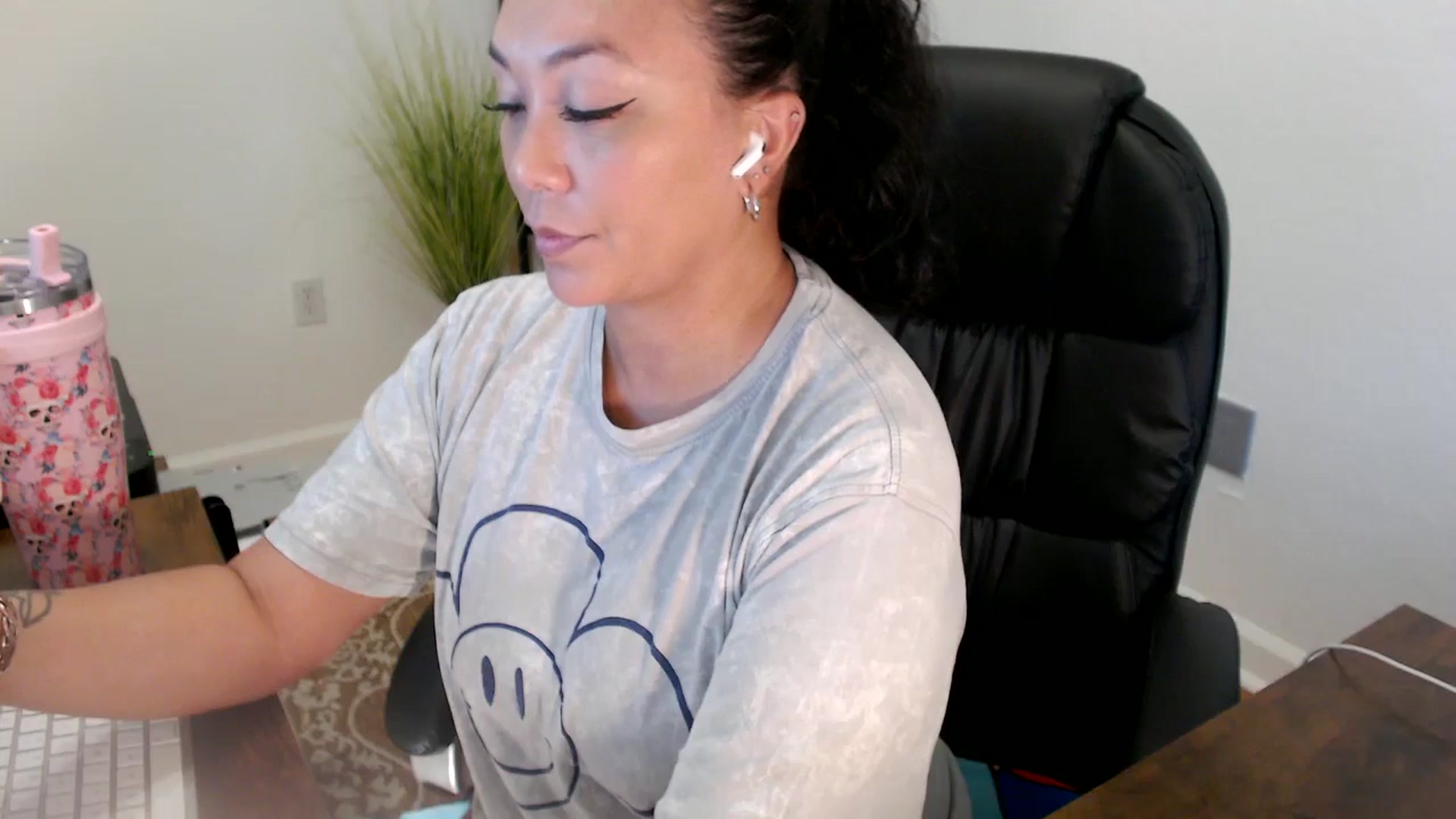 Gallery image thumbnail from MickaylaStar's myfreecams stream on, 06/17/2025, 19:23 image 9 of 20