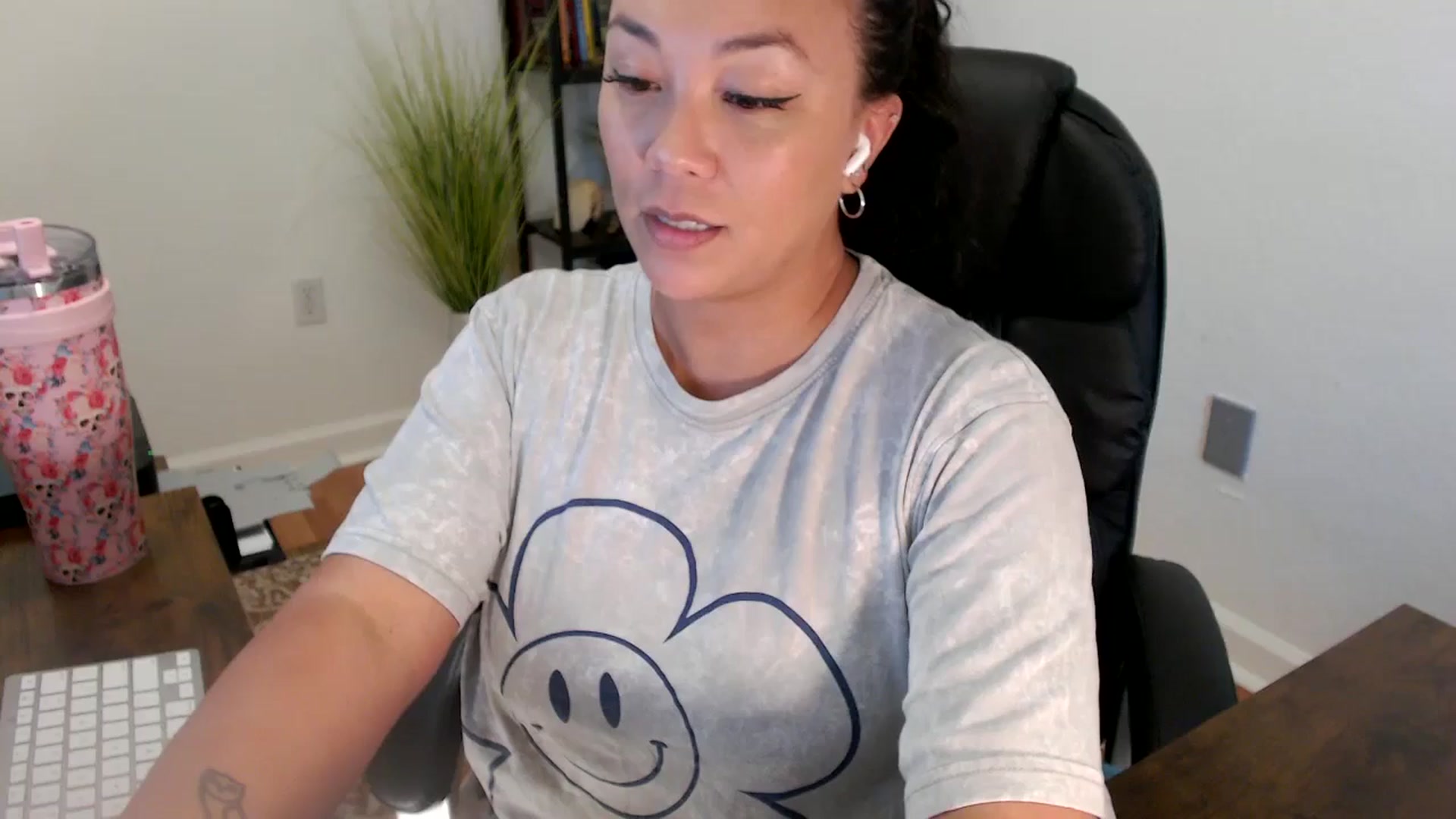Gallery image thumbnail from MickaylaStar's myfreecams stream on, 06/17/2025, 19:23 image 1 of 20