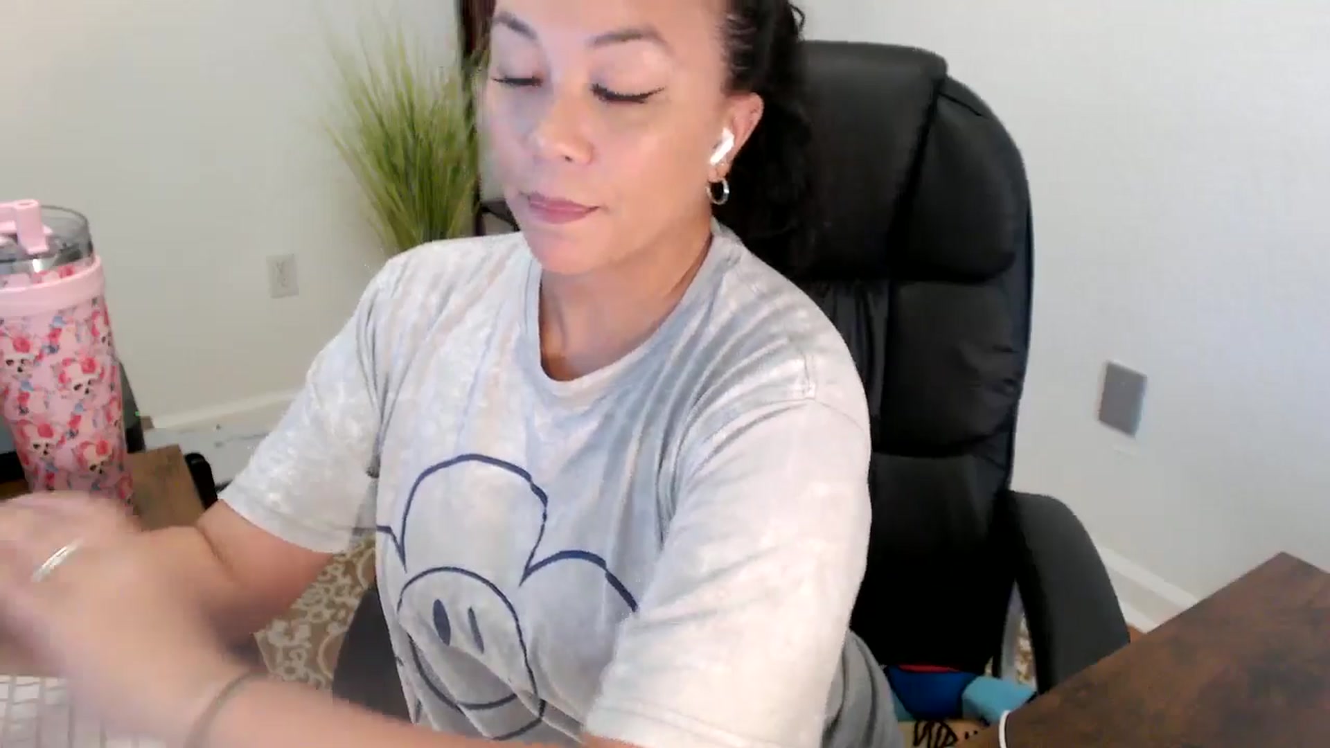 Gallery image thumbnail from MickaylaStar's myfreecams stream on, 06/17/2025, 19:23 image 6 of 20