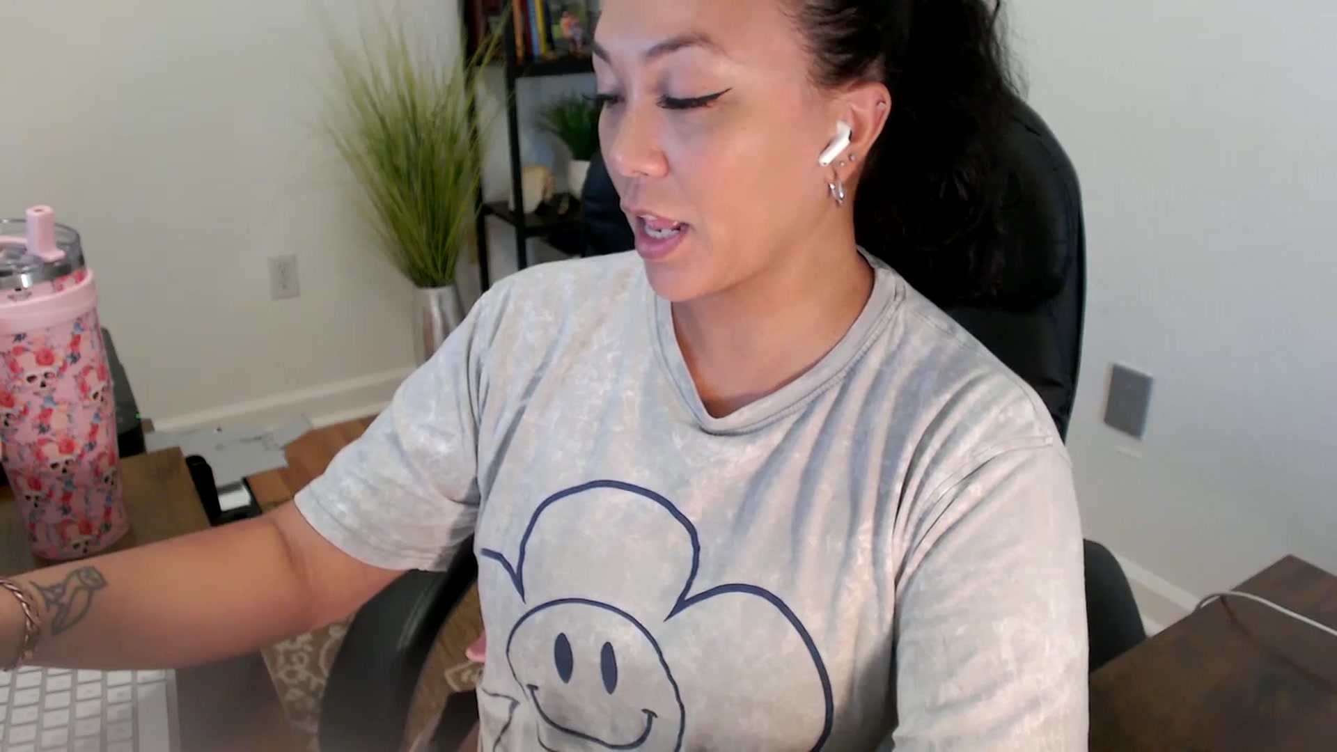 Gallery image thumbnail from MickaylaStar's myfreecams stream on, 06/17/2025, 19:23 image 10 of 20