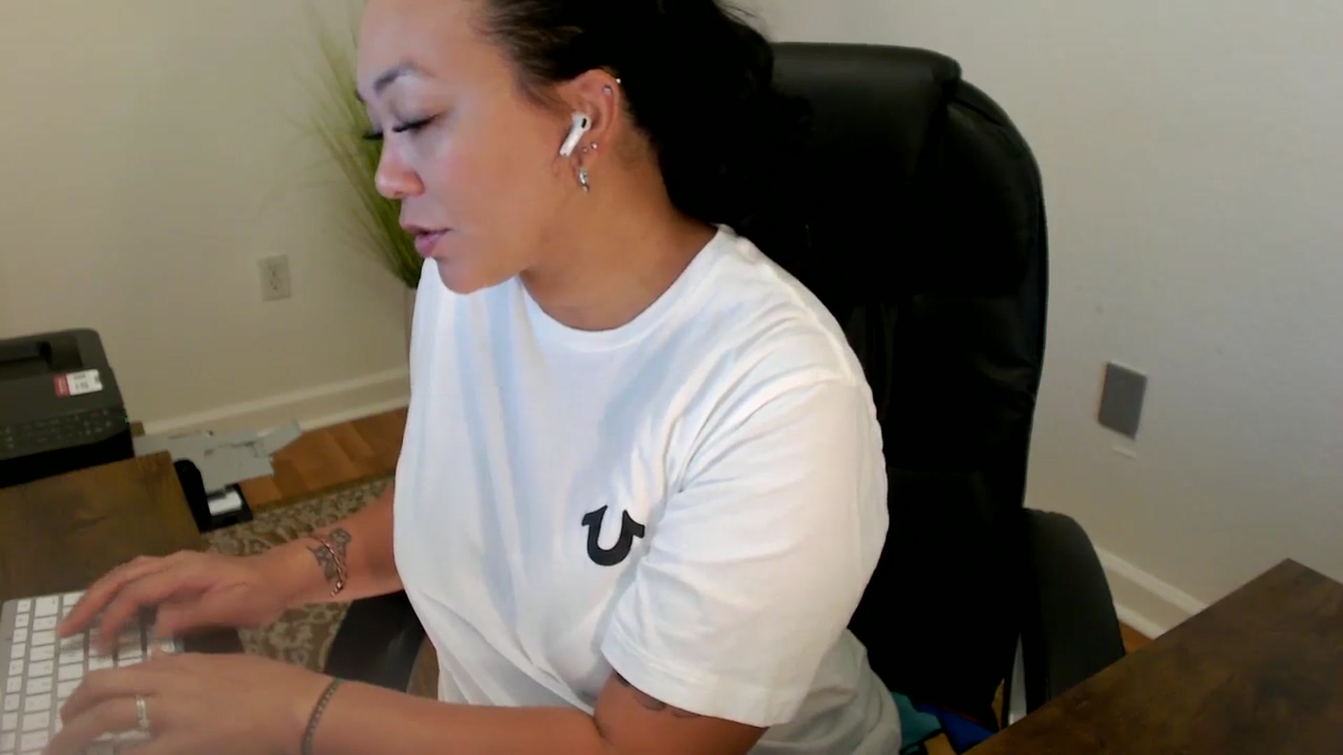 Gallery image thumbnail from MickaylaStar's myfreecams stream on, 06/18/2025, 15:50 image 10 of 20