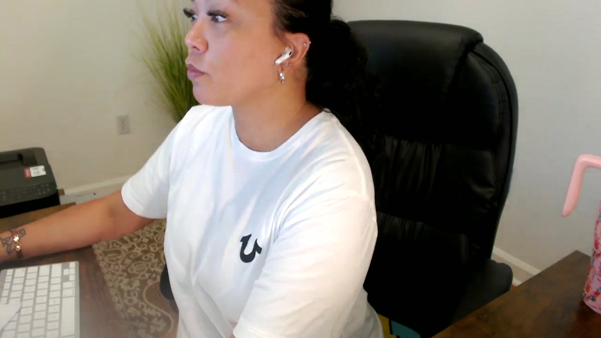 Gallery image thumbnail from MickaylaStar's myfreecams stream on, 06/18/2025, 15:50 image 16 of 20