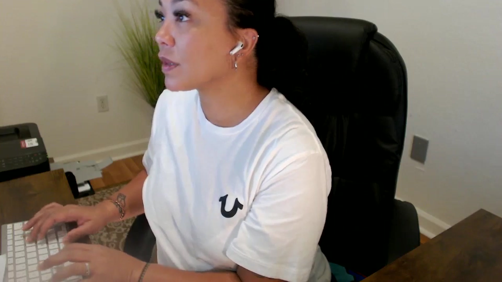 Gallery image thumbnail from MickaylaStar's myfreecams stream on, 06/18/2025, 15:50 image 9 of 20