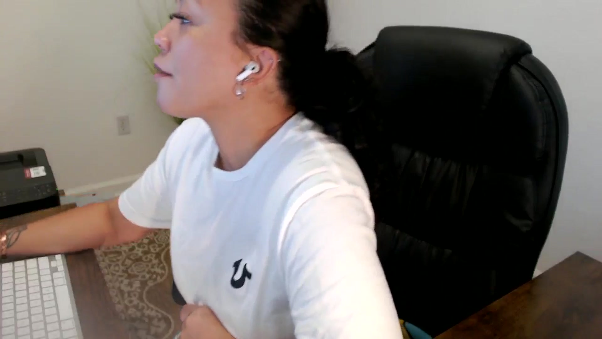Gallery image thumbnail from MickaylaStar's myfreecams stream on, 06/18/2025, 16:28 image 12 of 20