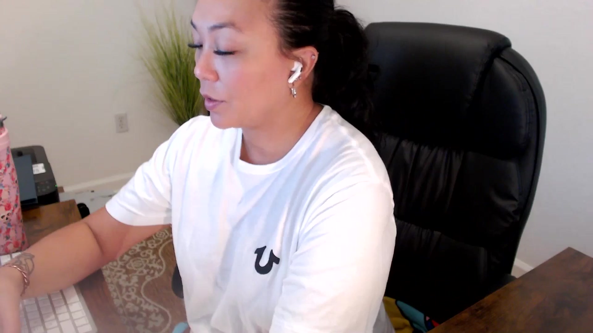 Gallery image thumbnail from MickaylaStar's myfreecams stream on, 06/18/2025, 17:16 image 5 of 20
