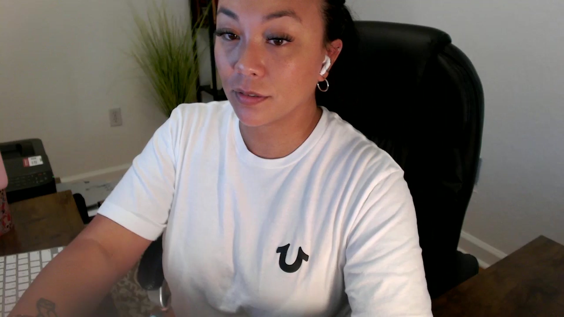 Gallery image thumbnail from MickaylaStar's myfreecams stream on, 06/18/2025, 18:15 image 17 of 20