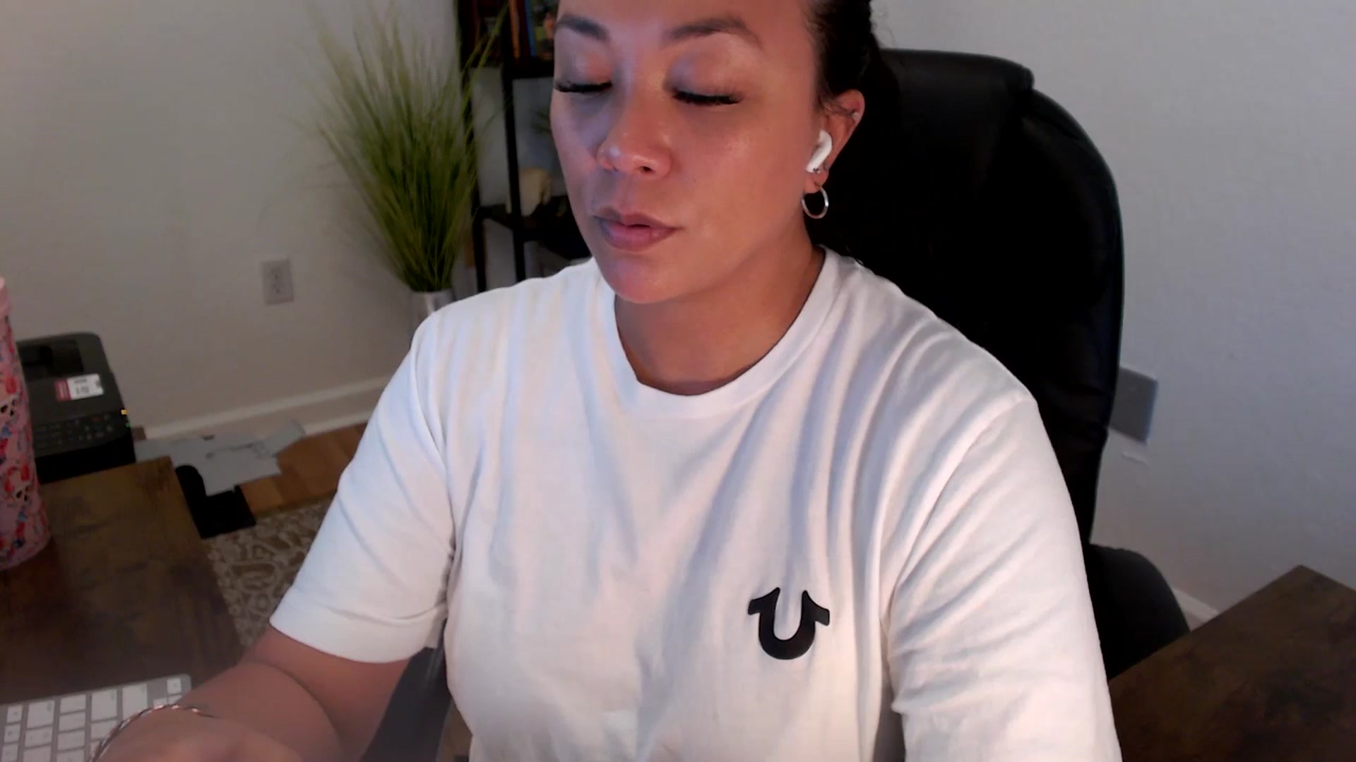 Gallery image thumbnail from MickaylaStar's myfreecams stream on, 06/18/2025, 19:18 image 16 of 20