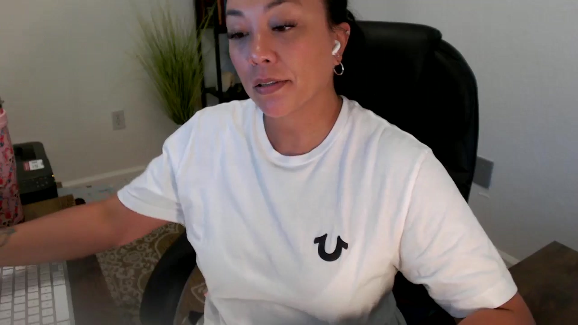 Gallery image thumbnail from MickaylaStar's myfreecams stream on, 06/18/2025, 19:18 image 4 of 20