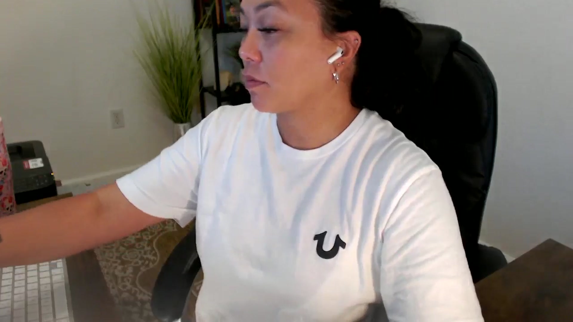 Gallery image thumbnail from MickaylaStar's myfreecams stream on, 06/18/2025, 19:18 image 13 of 20