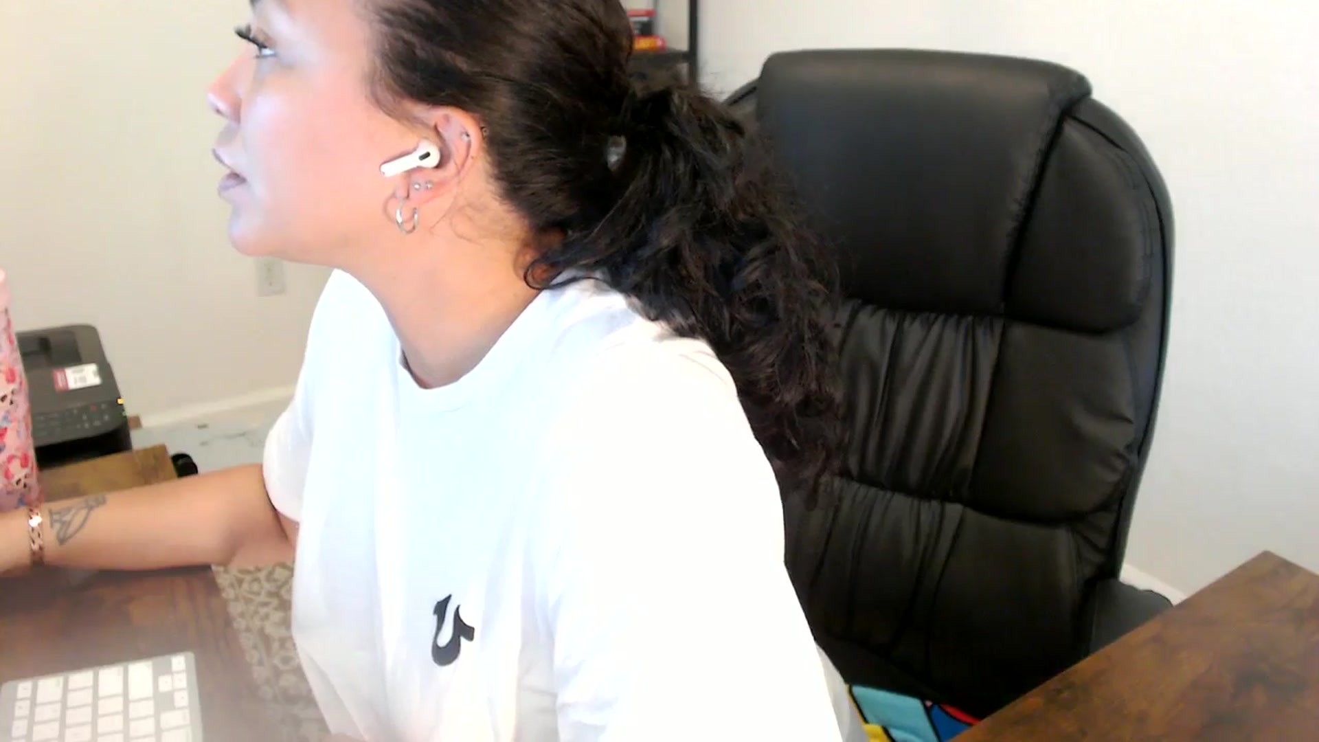 Gallery image thumbnail from MickaylaStar's myfreecams stream on, 06/18/2025, 19:18 image 14 of 20
