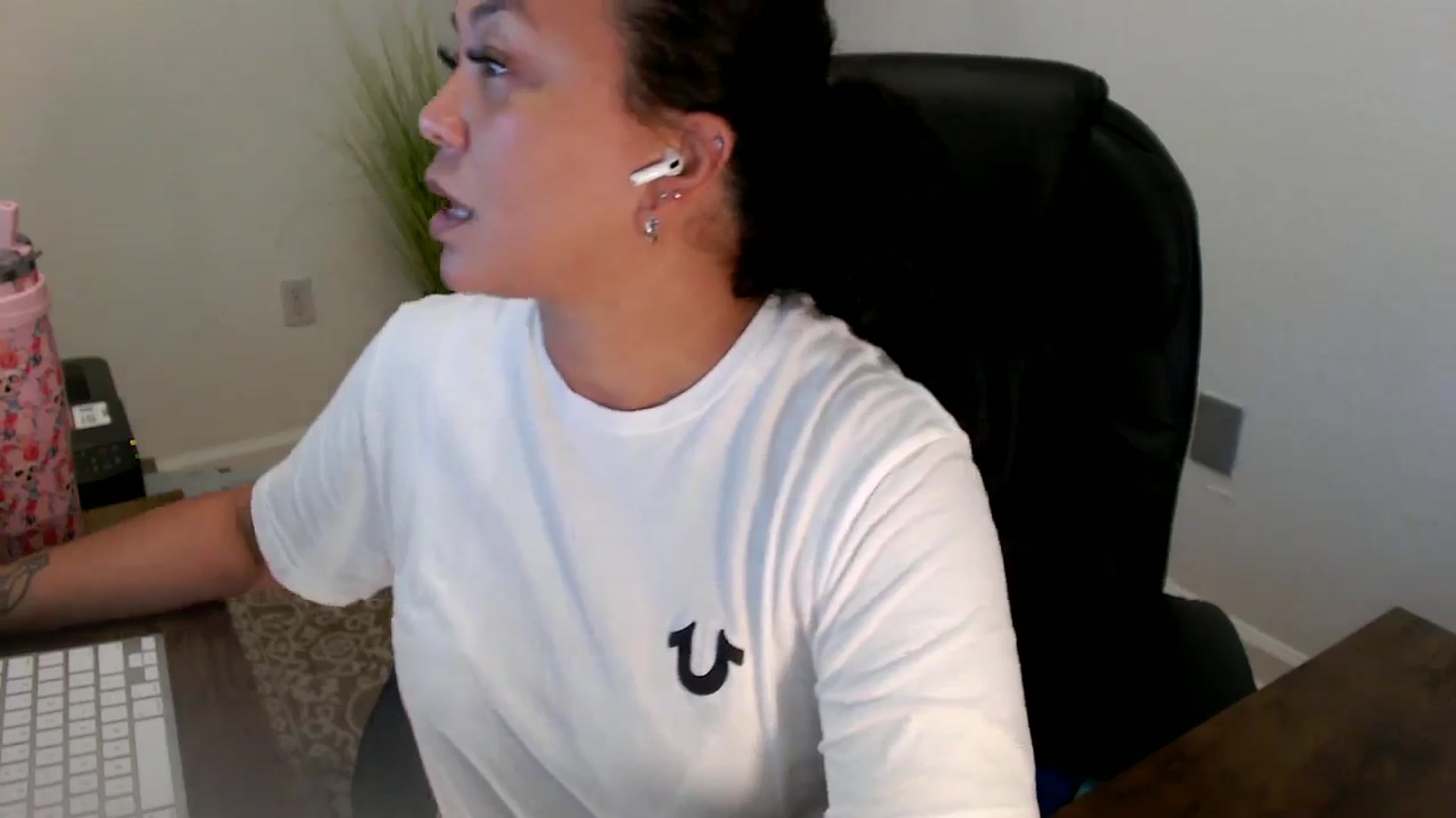 Gallery image thumbnail from MickaylaStar's myfreecams stream on, 06/18/2025, 19:18 image 10 of 20