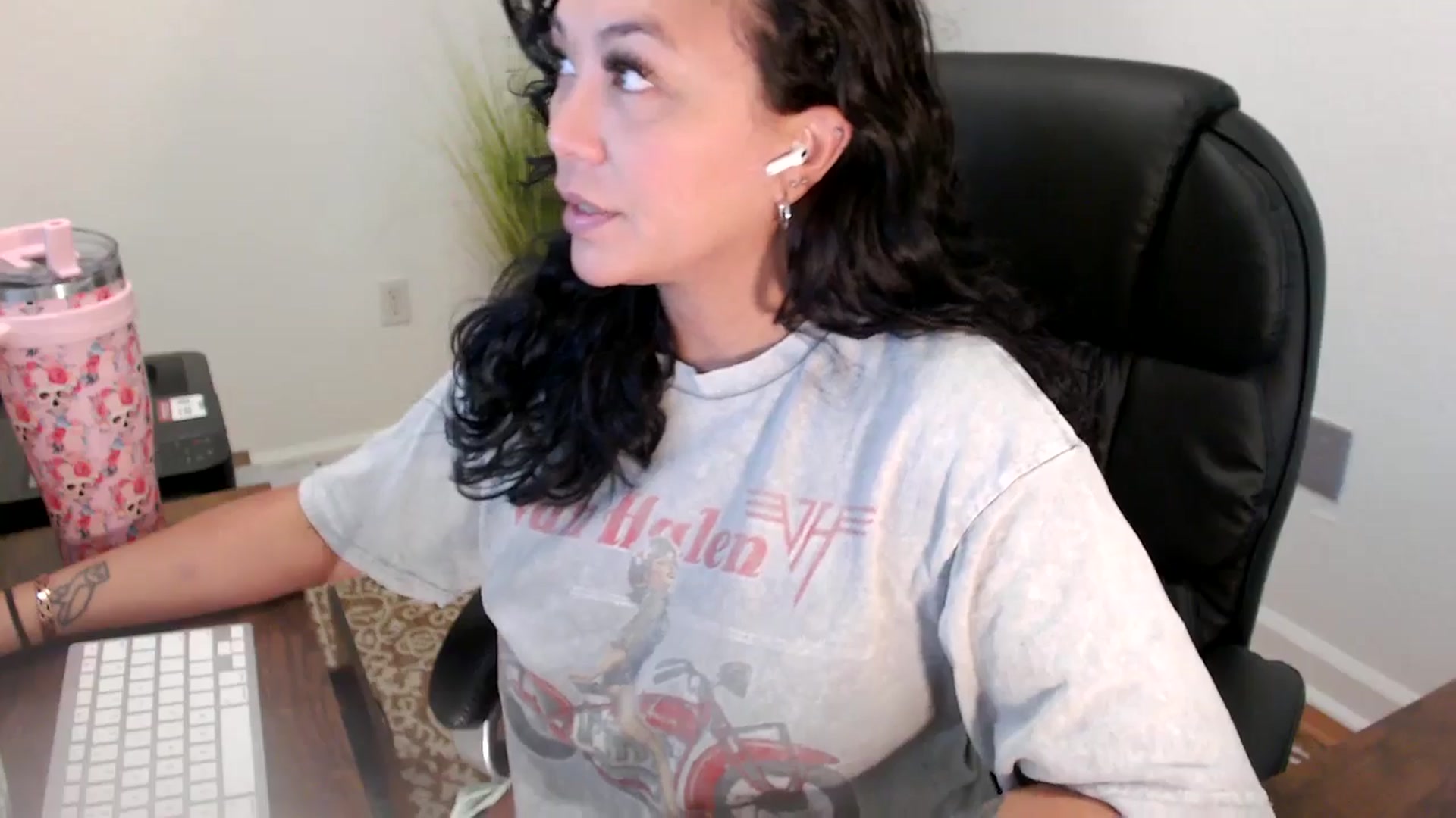 Gallery image thumbnail from MickaylaStar's myfreecams stream on, 06/19/2025, 16:22 image 5 of 20