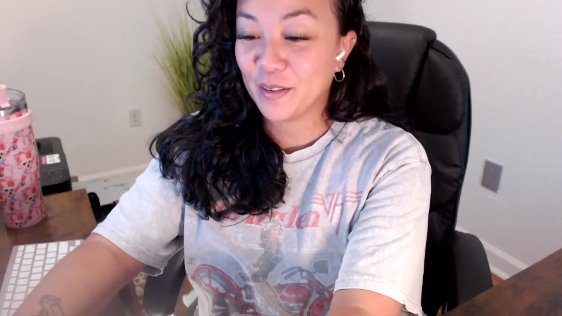 Gallery image thumbnail from MickaylaStar's myfreecams stream on, 06/19/2025, 16:49 image 8 of 20