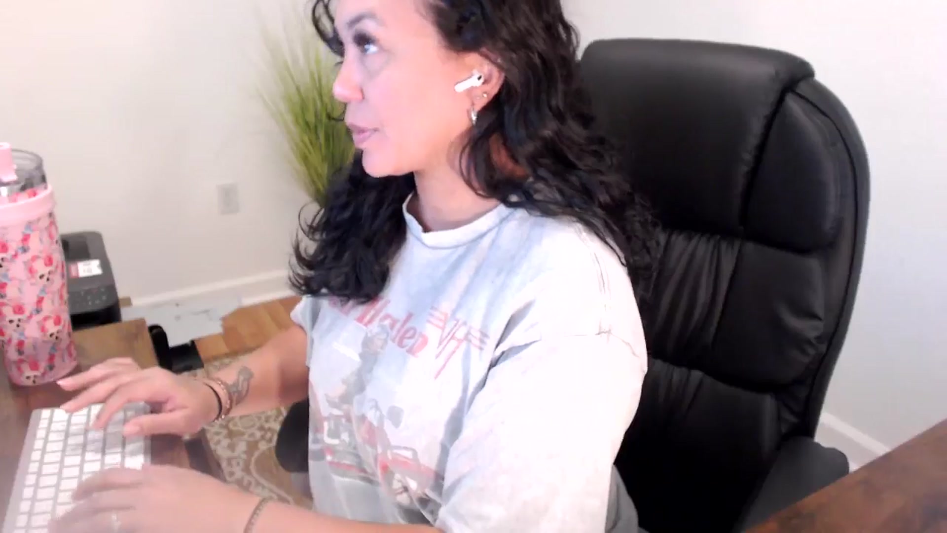 Gallery image thumbnail from MickaylaStar's myfreecams stream on, 06/19/2025, 16:49 image 16 of 20