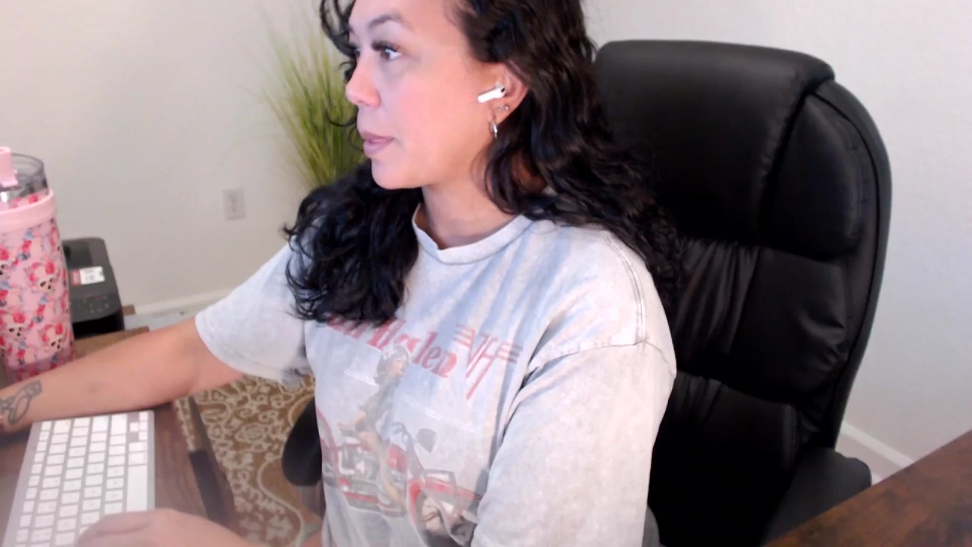 Gallery image thumbnail from MickaylaStar's myfreecams stream on, 06/19/2025, 16:49 image 17 of 20