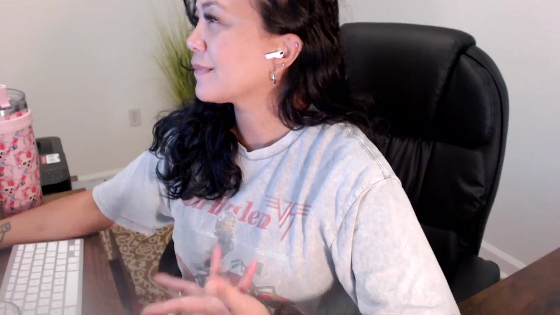 Gallery image thumbnail from MickaylaStar's myfreecams stream on, 06/19/2025, 16:49 image 11 of 20