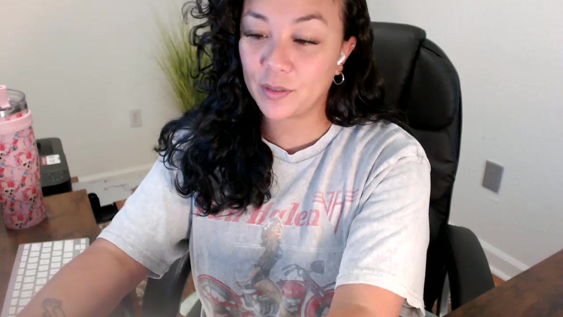 Gallery image thumbnail from MickaylaStar's myfreecams stream on, 06/19/2025, 16:49 image 19 of 20