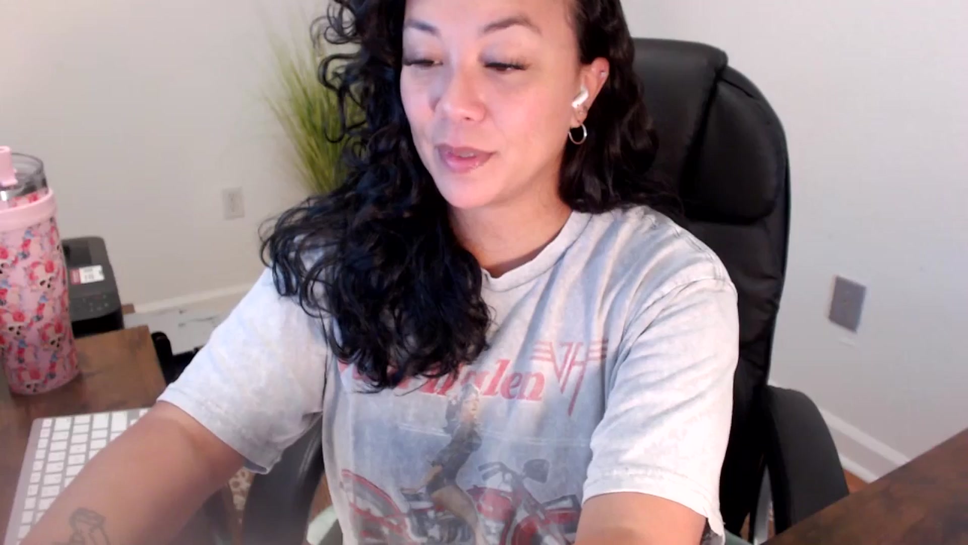 Gallery image thumbnail from MickaylaStar's myfreecams stream on, 06/19/2025, 16:49 image 14 of 20