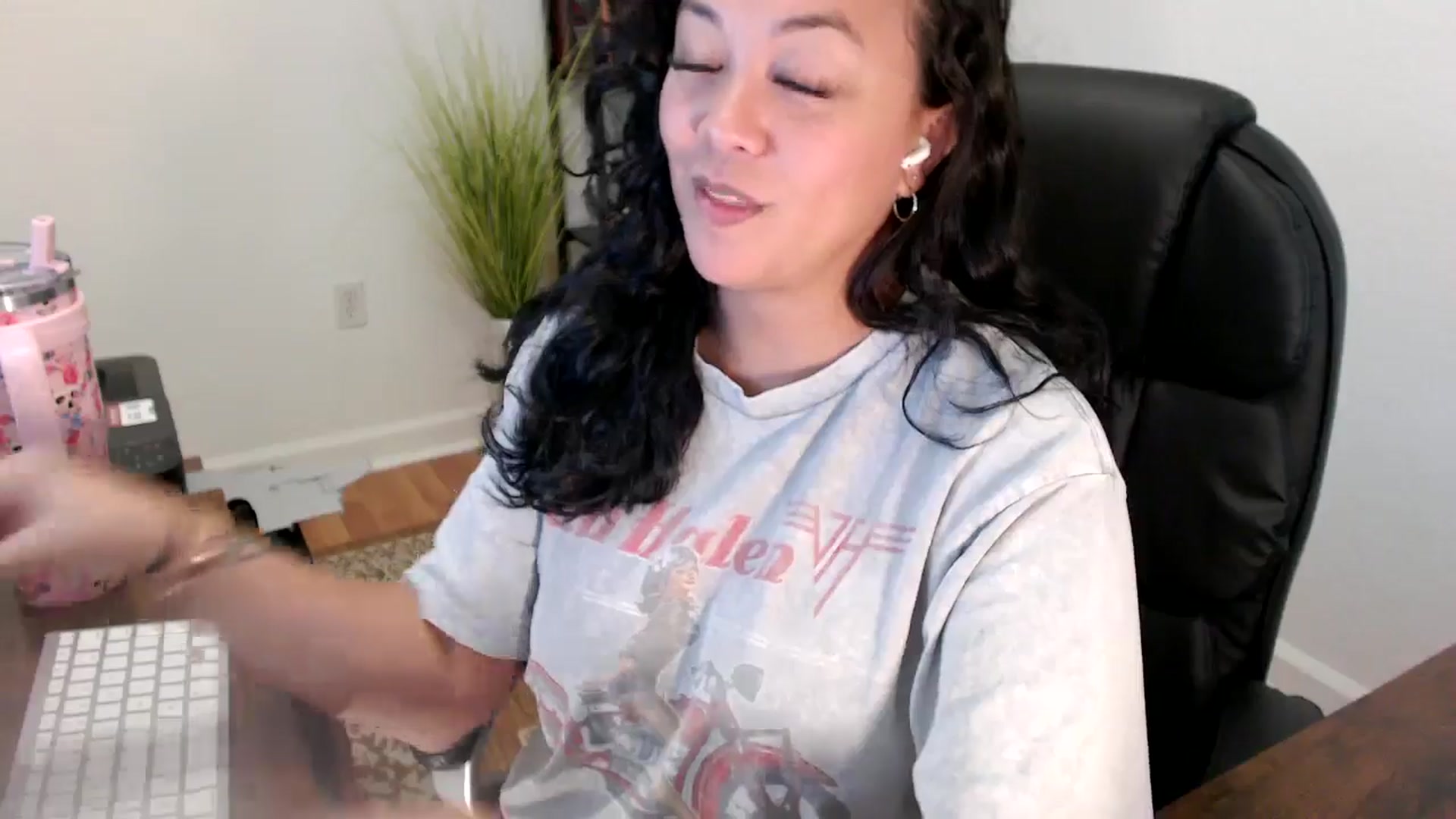 Gallery image thumbnail from MickaylaStar's myfreecams stream on, 06/19/2025, 17:29 image 3 of 20