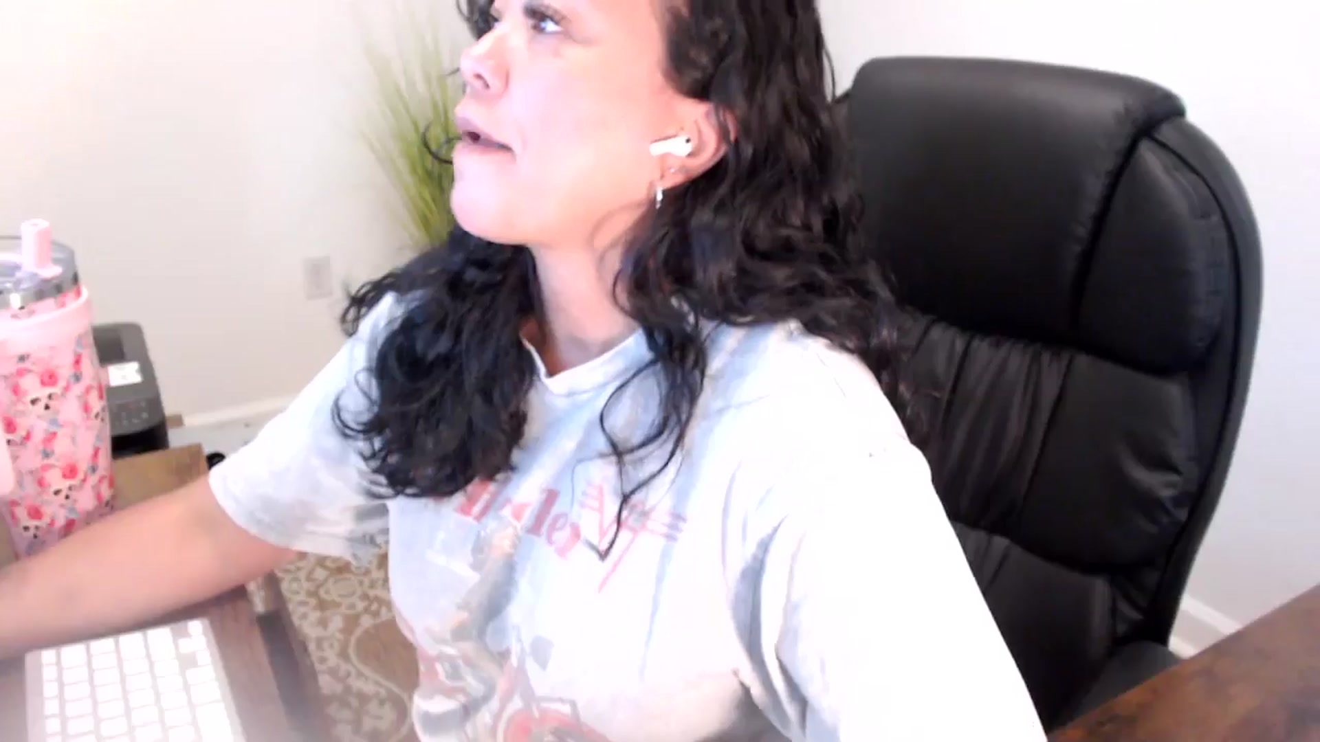 Gallery image thumbnail from MickaylaStar's myfreecams stream on, 06/19/2025, 17:29 image 20 of 20