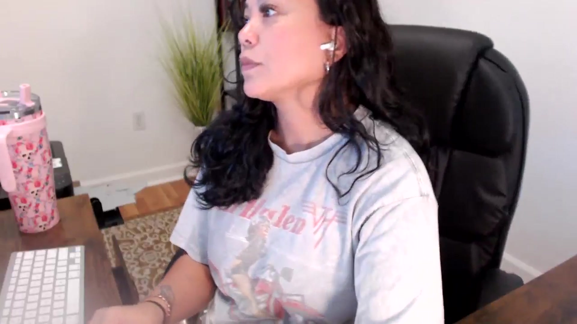 Gallery image thumbnail from MickaylaStar's myfreecams stream on, 06/19/2025, 17:29 image 5 of 20