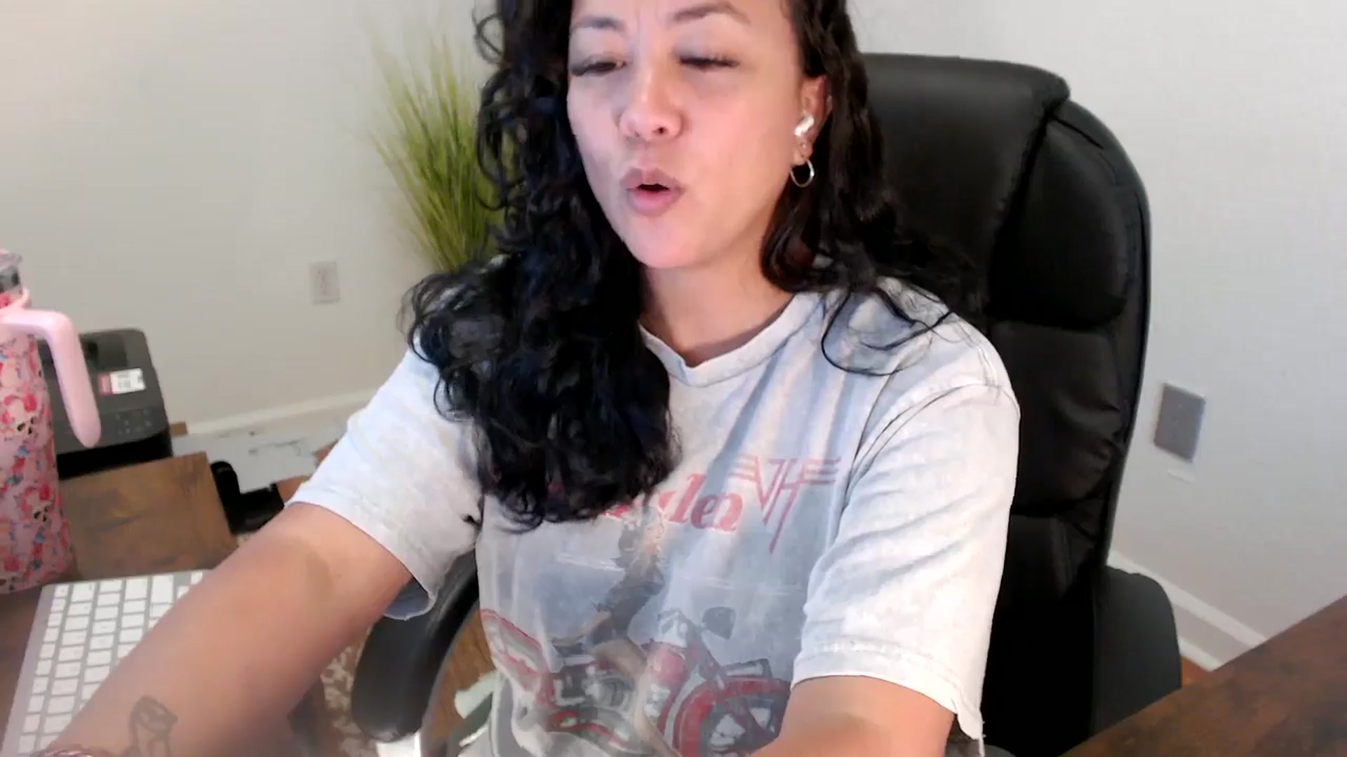Gallery image thumbnail from MickaylaStar's myfreecams stream on, 06/19/2025, 17:29 image 2 of 20