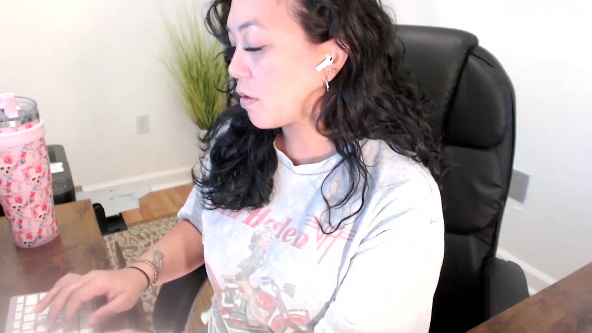 Gallery image thumbnail from MickaylaStar's myfreecams stream on, 06/19/2025, 17:29 image 10 of 20